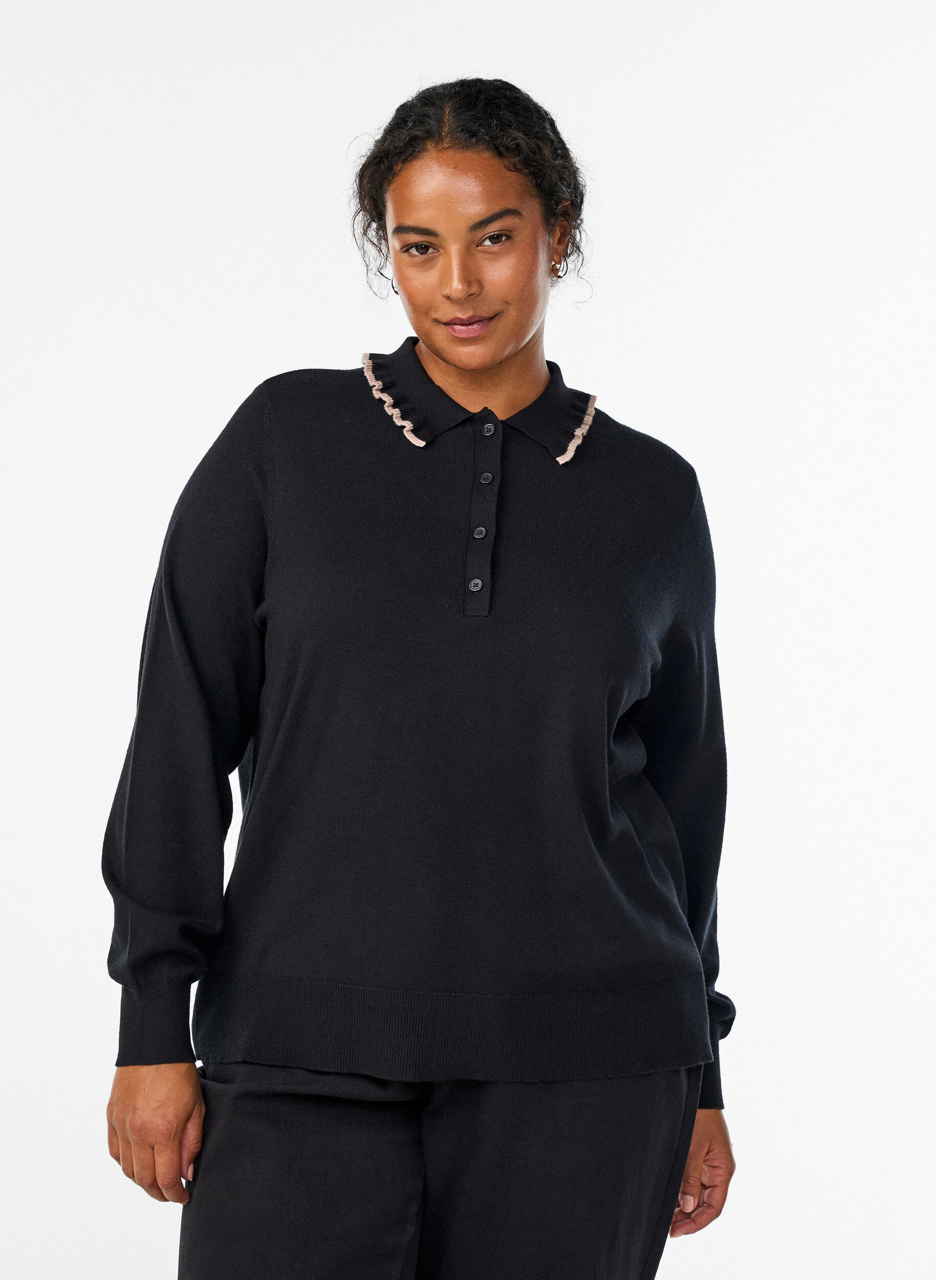 Zizzi Blouse en maille avec un col polo &agrave; volants, Noir, Model image number 0