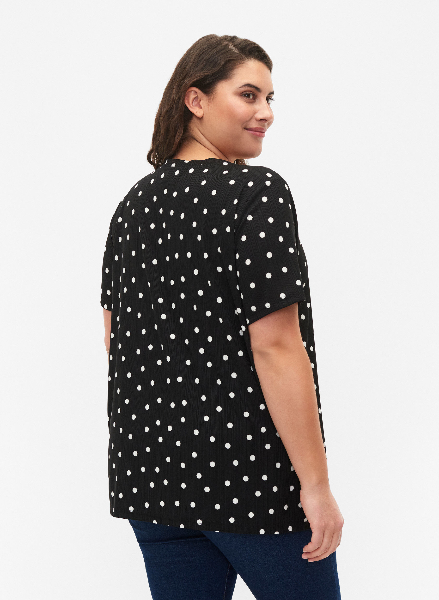 Zizzi FLASH - T-shirt imprim&eacute; avec col en V, Black Dot, Model image number 1