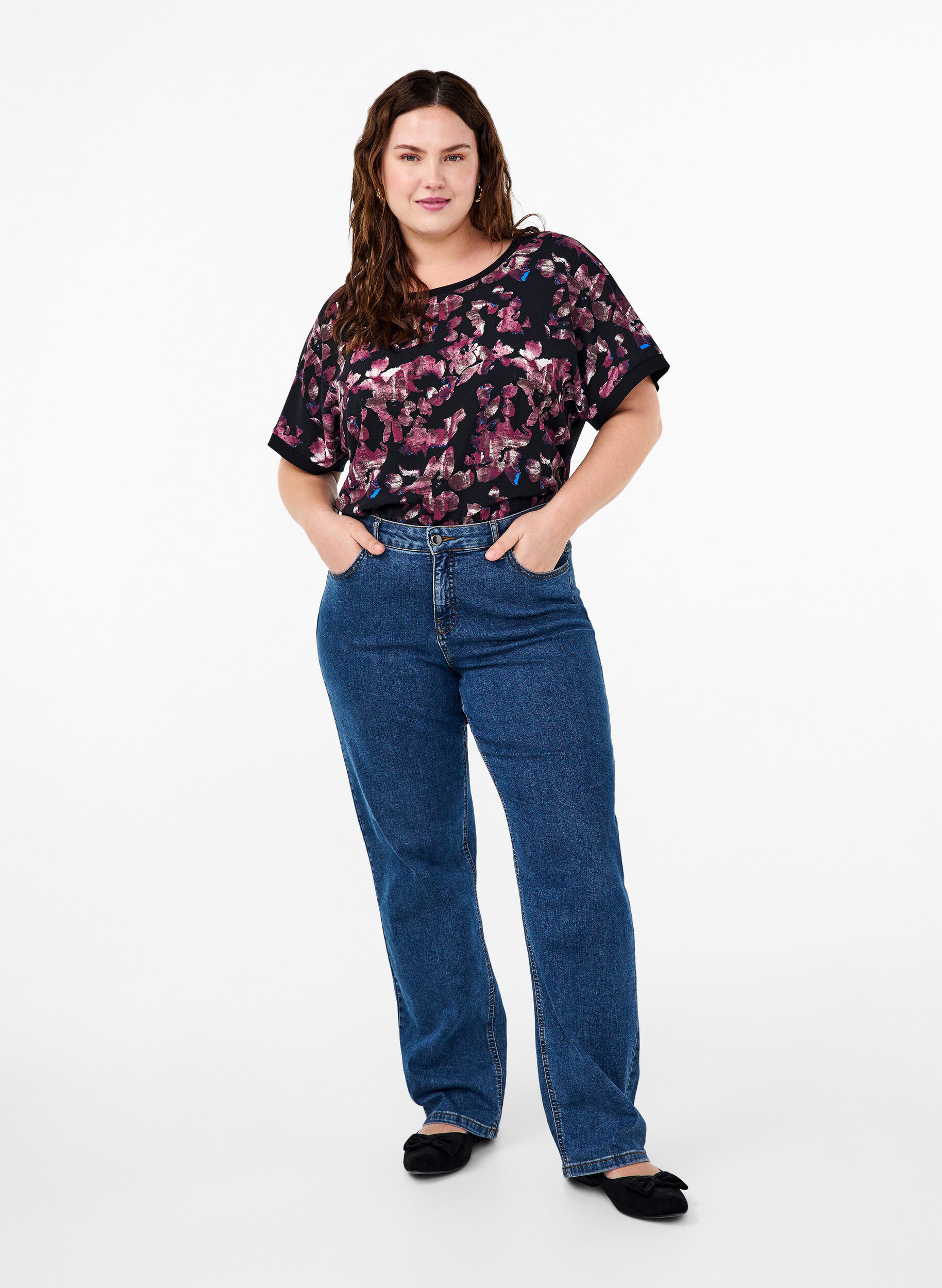 Zizzi T-shirt ample avec imprim&eacute; floral, Black Purple Fl. AOP, Model image number 3