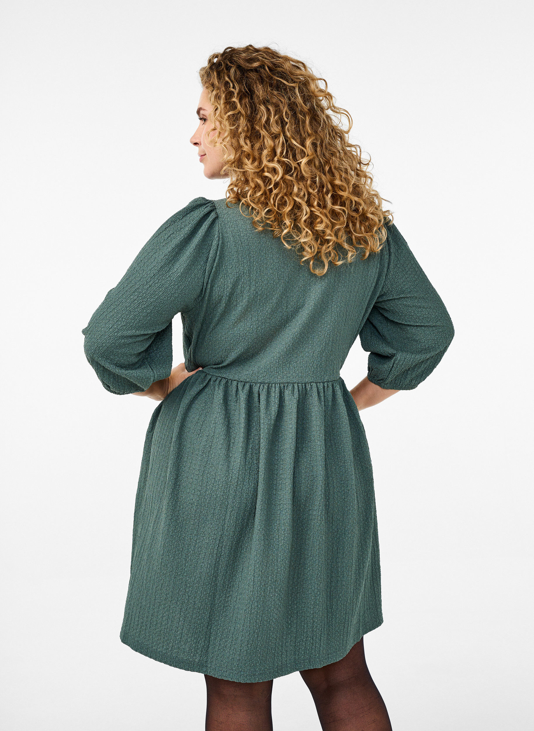 Zizzi FLASH - Kurzes Kleid mit Struktur und 3/4-&Auml;rmeln, Balsam Green, Model image number 1