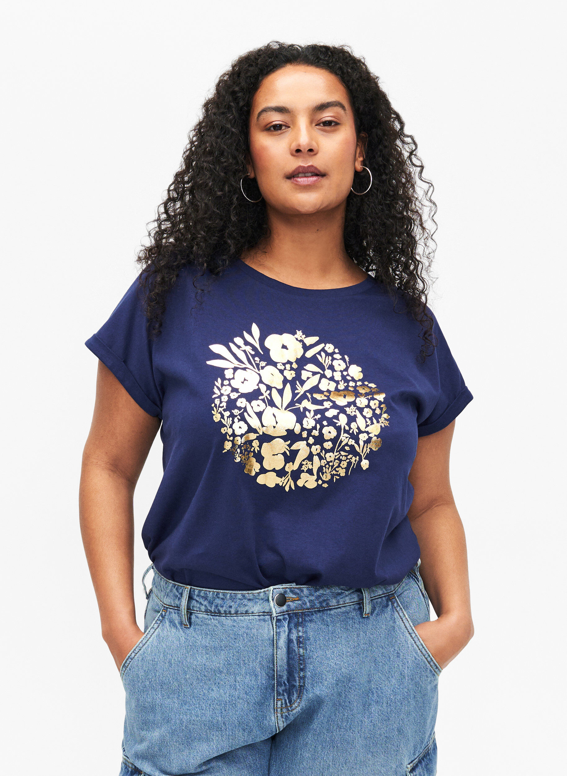 Zizzi T-shirt en coton biologique avec imprim&eacute; dor&eacute;, Med.Blue Gold Flower, Model image number 0