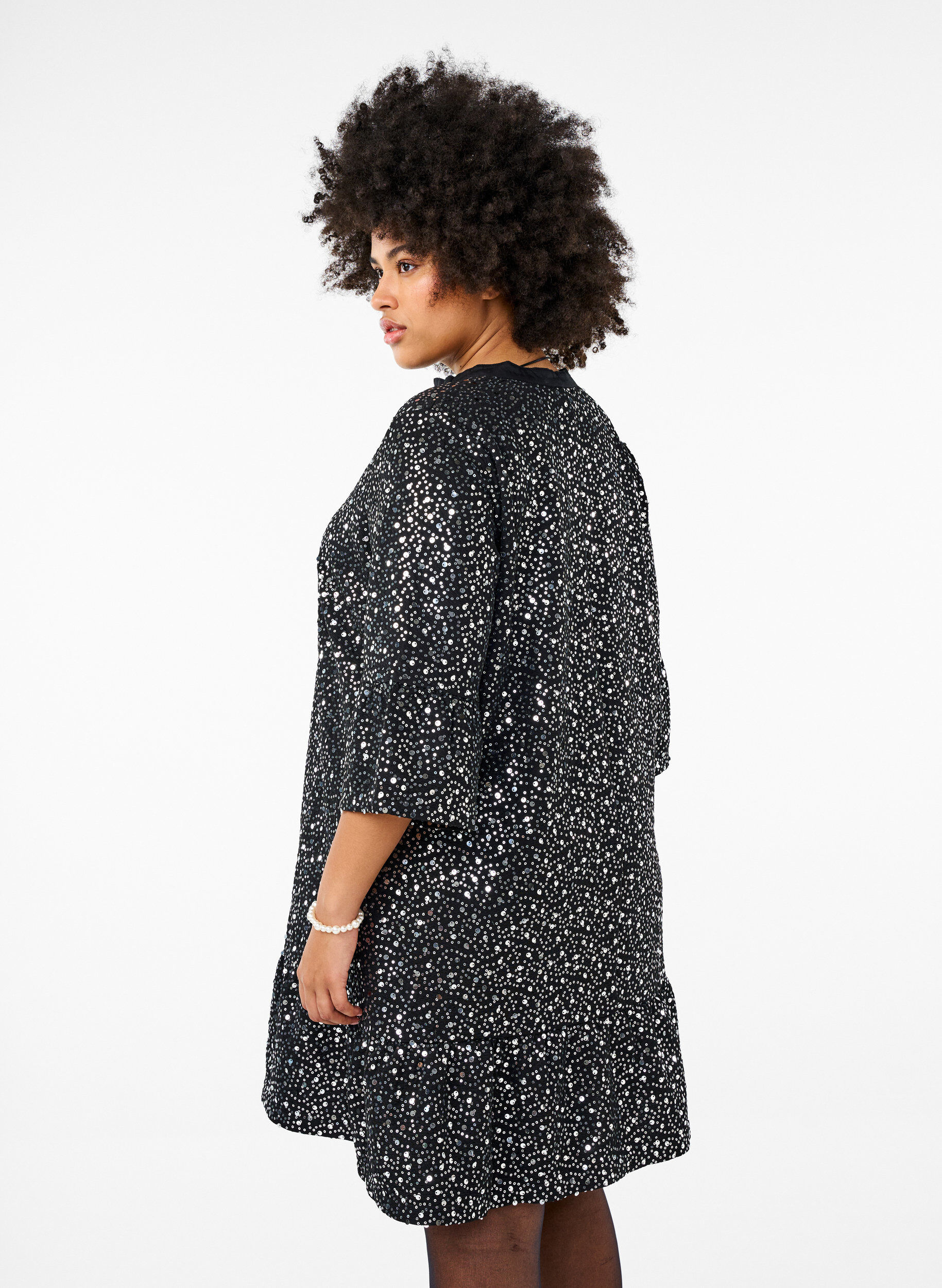 Zizzi Robe &agrave; paillettes avec col en V et manches 3/4, Black w. Sequins, Model image number 1