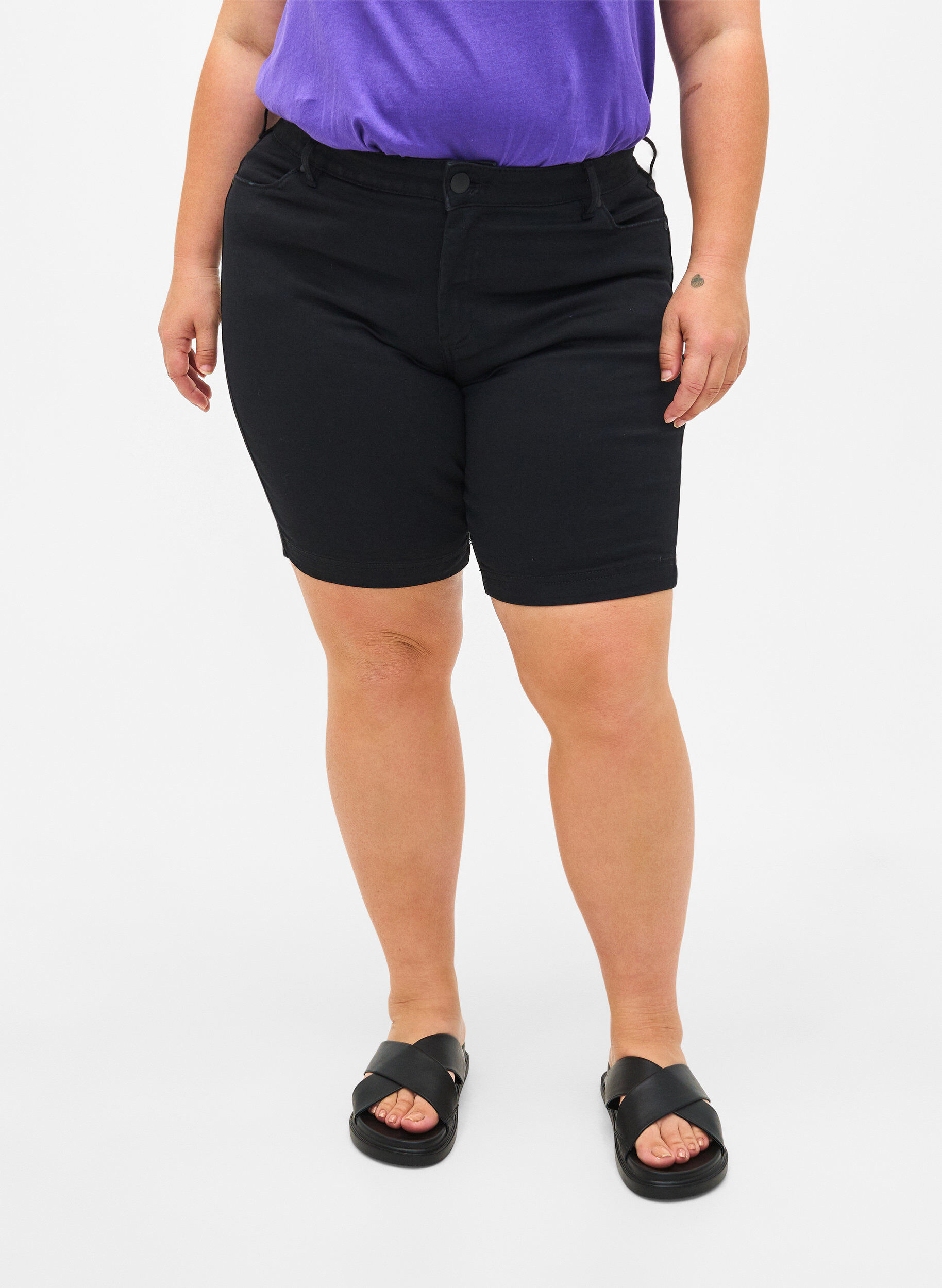 Zizzi Slim Fit Emily Shorts mit normaler Taille, Schwarz, Model image number 3
