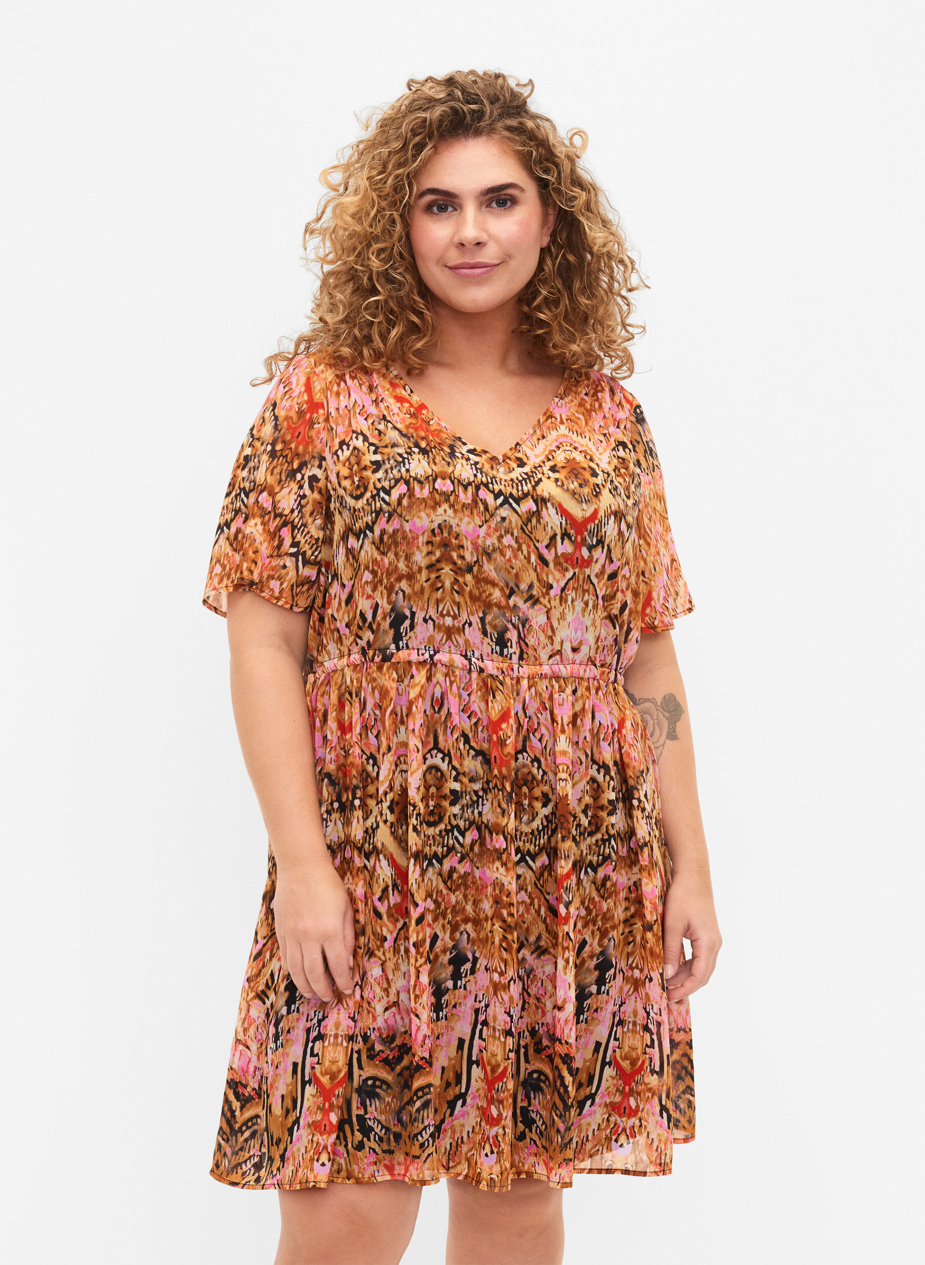 Zizzi Kurzes Kleid mit V-Ausschnitt und Druck, Colorful Ethnic, Model image number 0