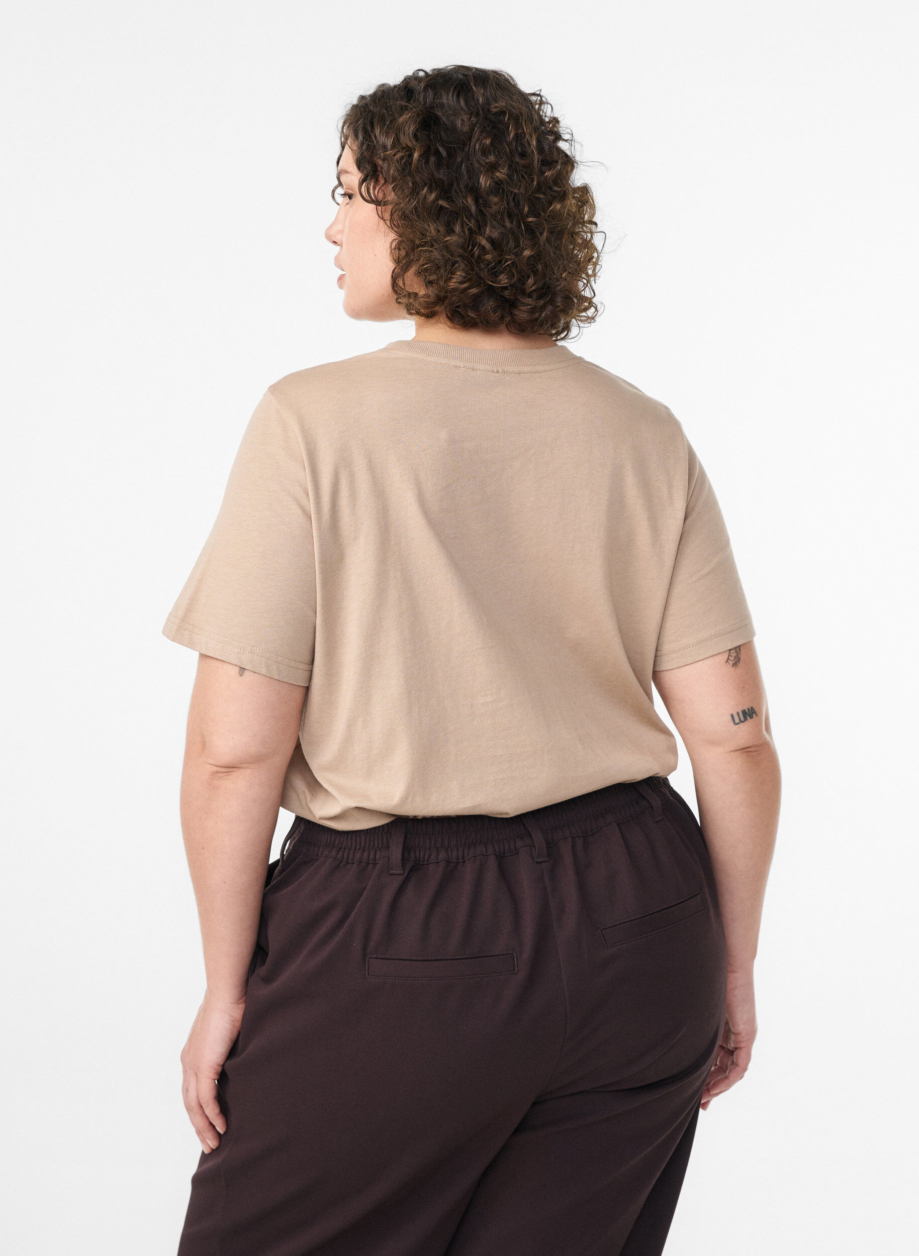 Zizzi Basic T-Shirt aus Baumwolle mit Rundhalsausschnitt, Beige, Model image number 2
