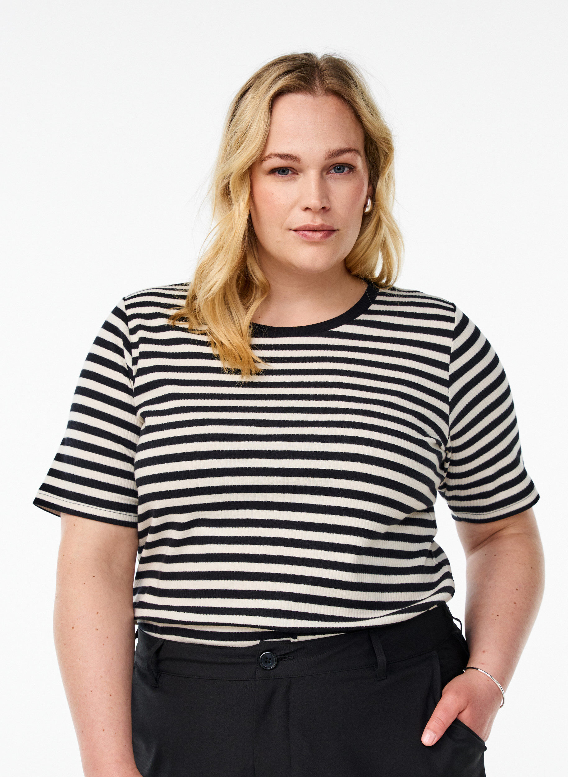 Gestreiftes T-Shirt mit gerippter Struktur, Schwarz, Model