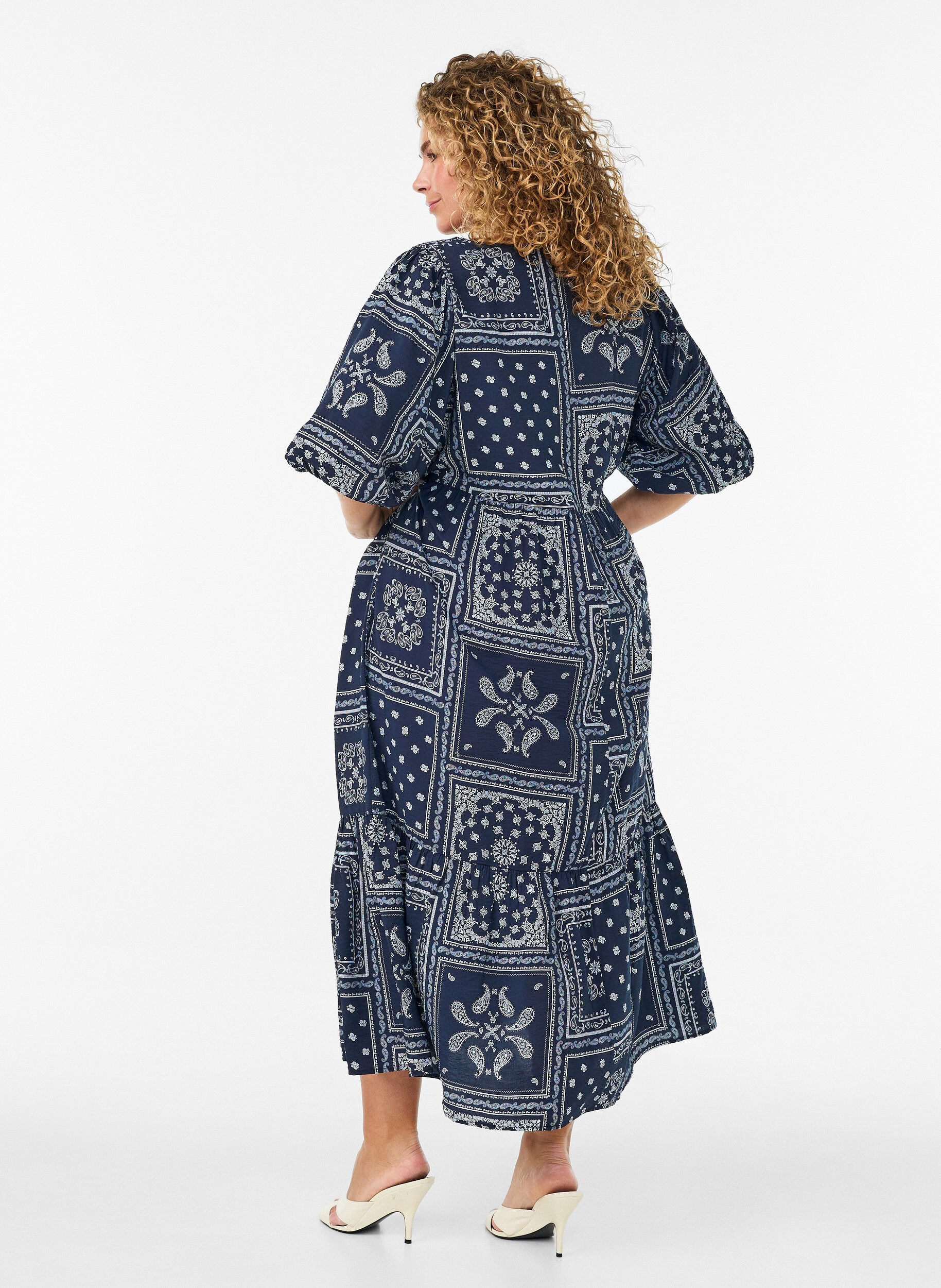 ZizziRobe longue en viscose avec un imprim&eacute; cachemire et des manches courtes, Bleu, Model image number 1