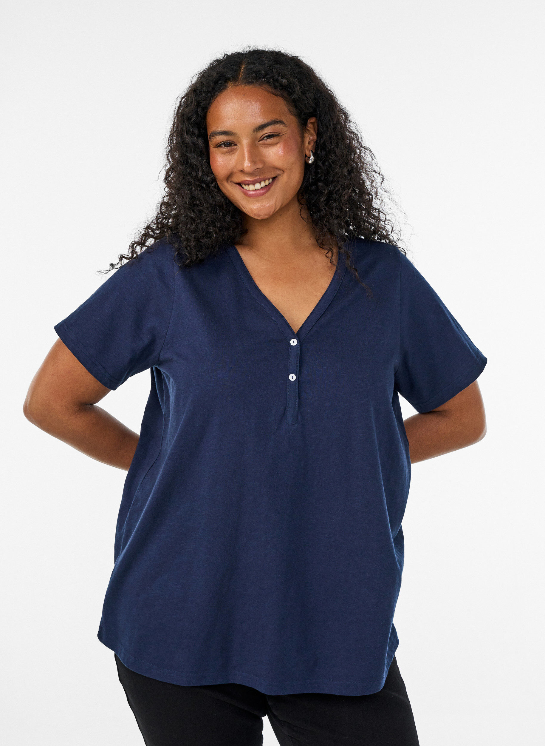 T-Shirt mit Knopfleiste, Blau, Model