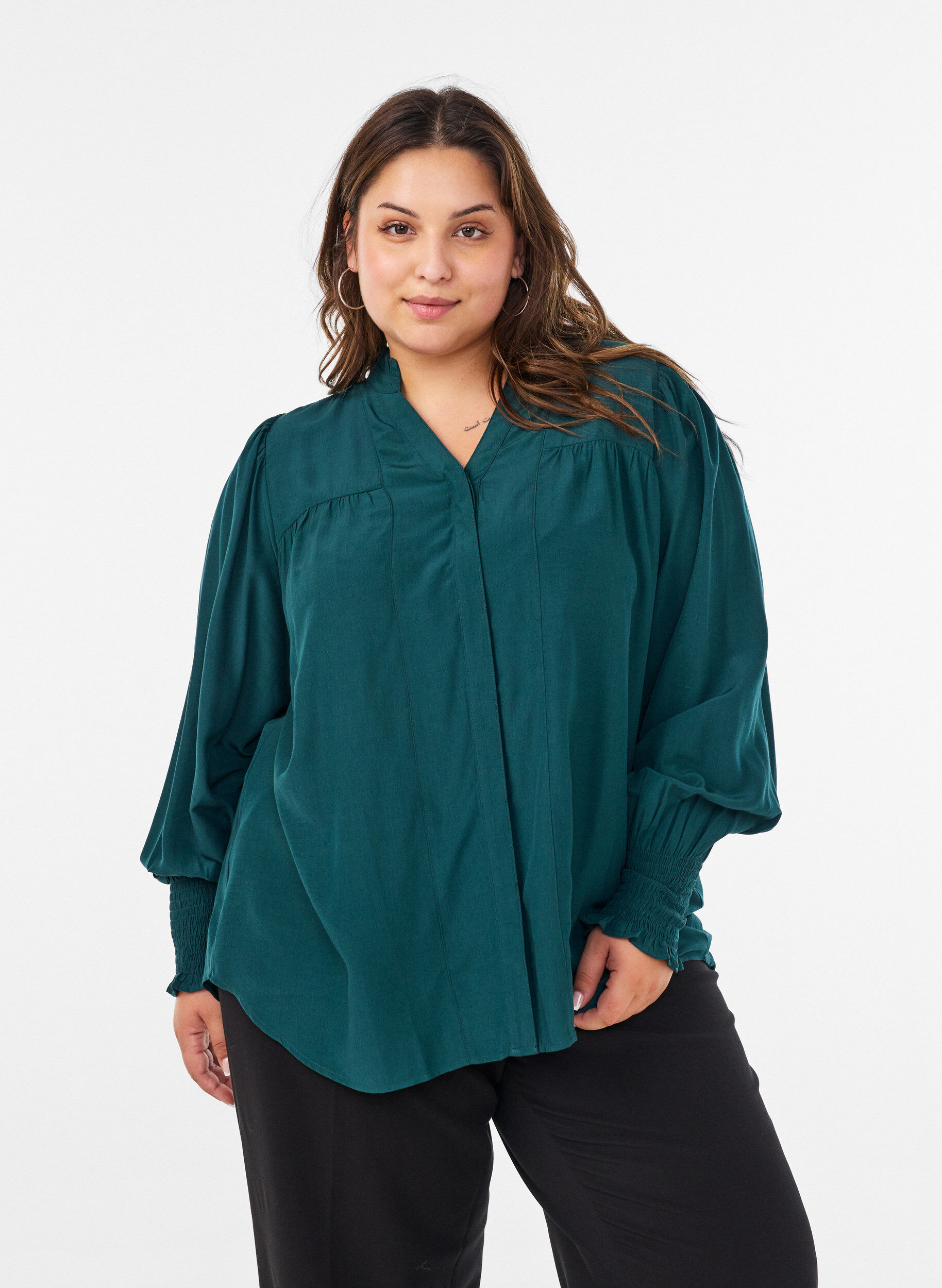 Bluse mit R&uuml;schenkragen und Raffung, Gr&uuml;n, Model