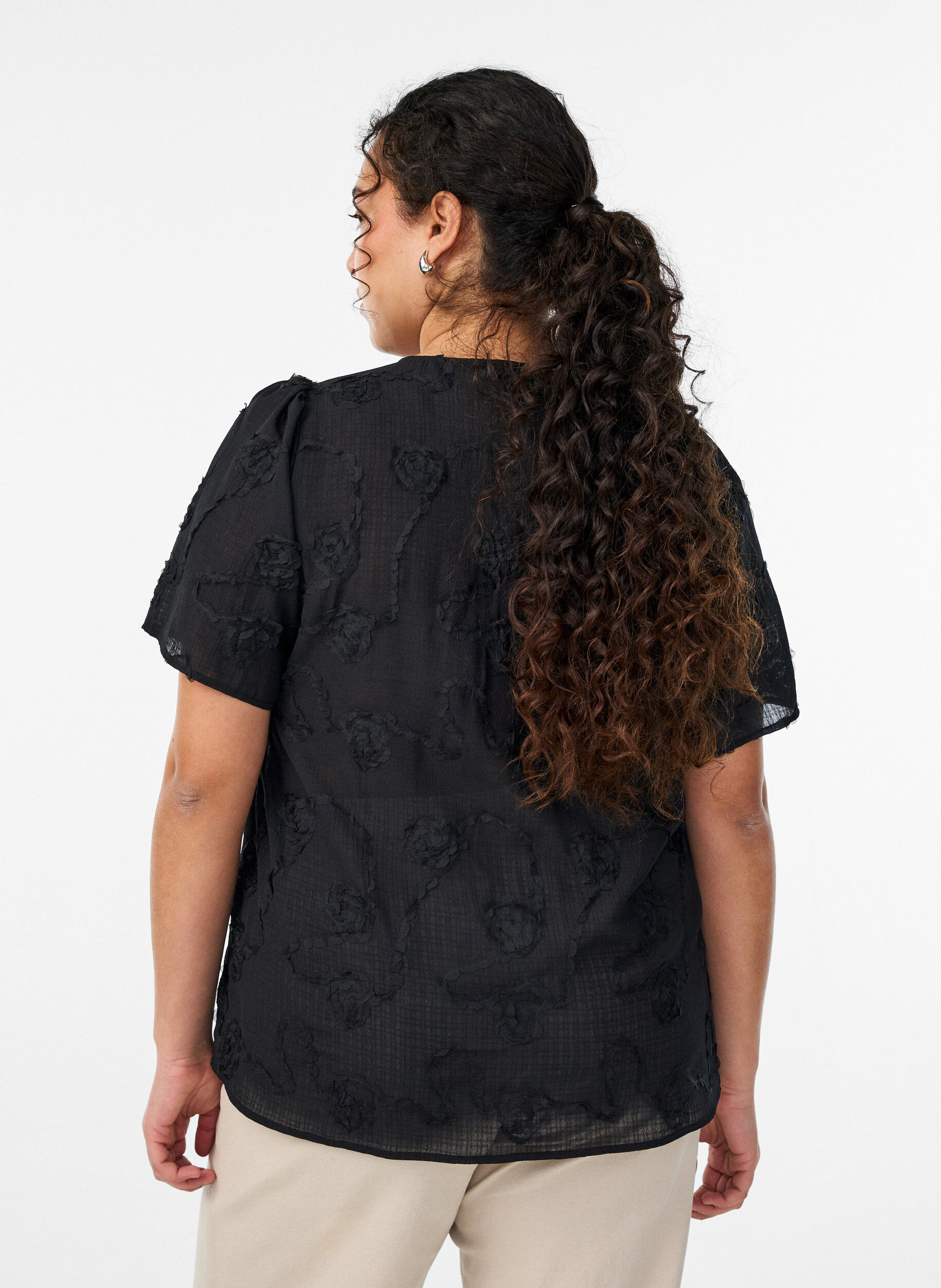 Zizzi Bluse mit kurzen &Auml;rmeln und 3D-Bl&uuml;tenmuster, Black, Model image number 2