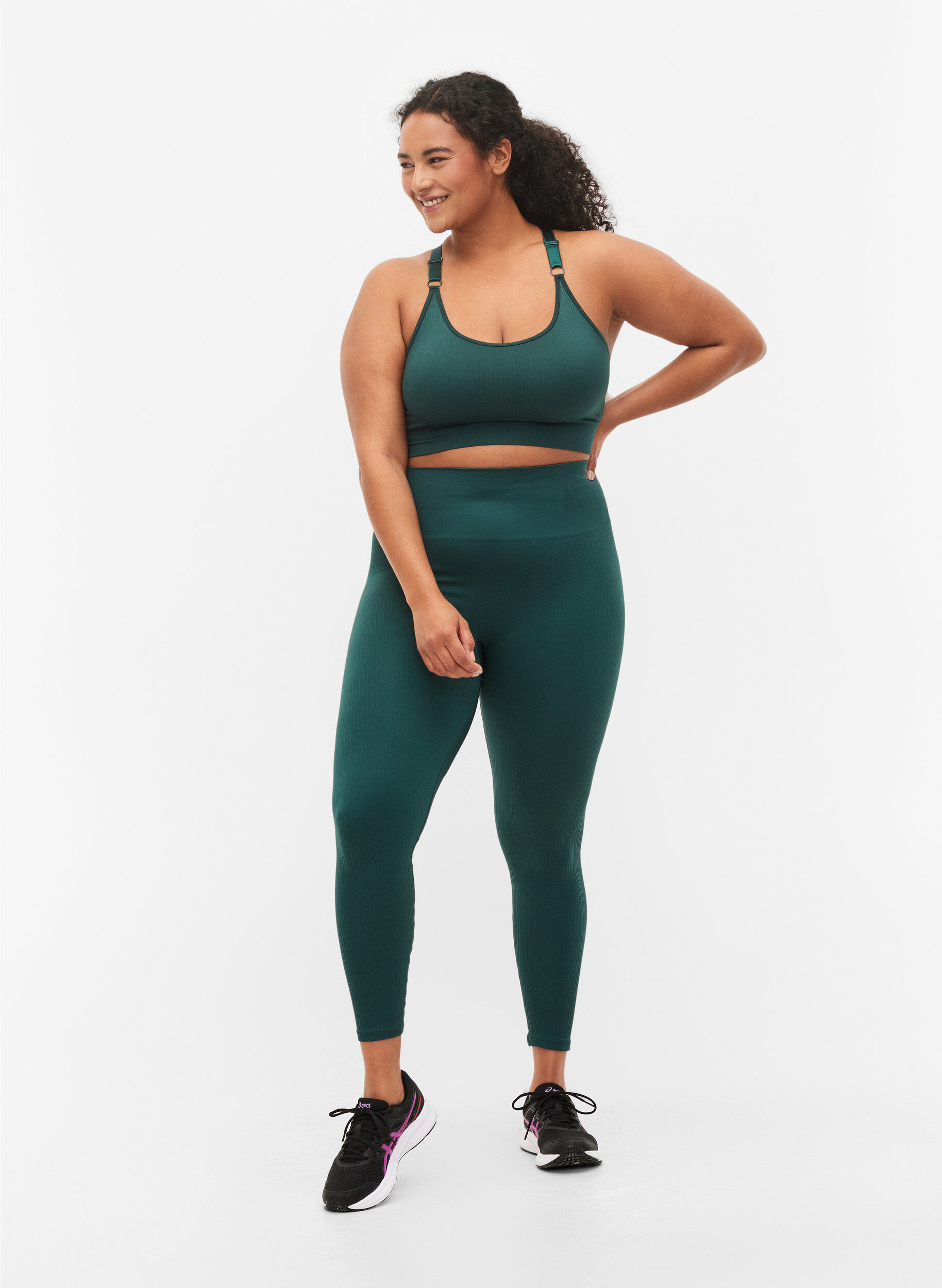 Zizzi Seamless Sport-BH in Ripp-Qualit&auml;t, Pine Grove, Model image number 2