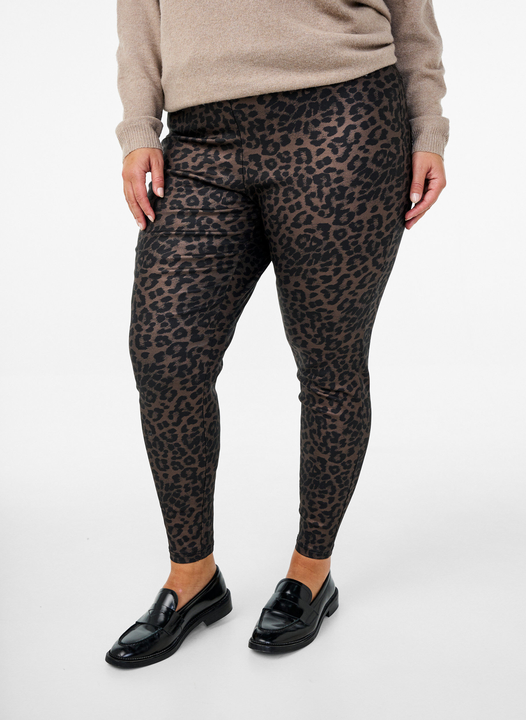 Zizzi Beschichtete Leggings mit Leopardenmuster und verk&uuml;rzter L&auml;nge, Braun, Model image number 0
