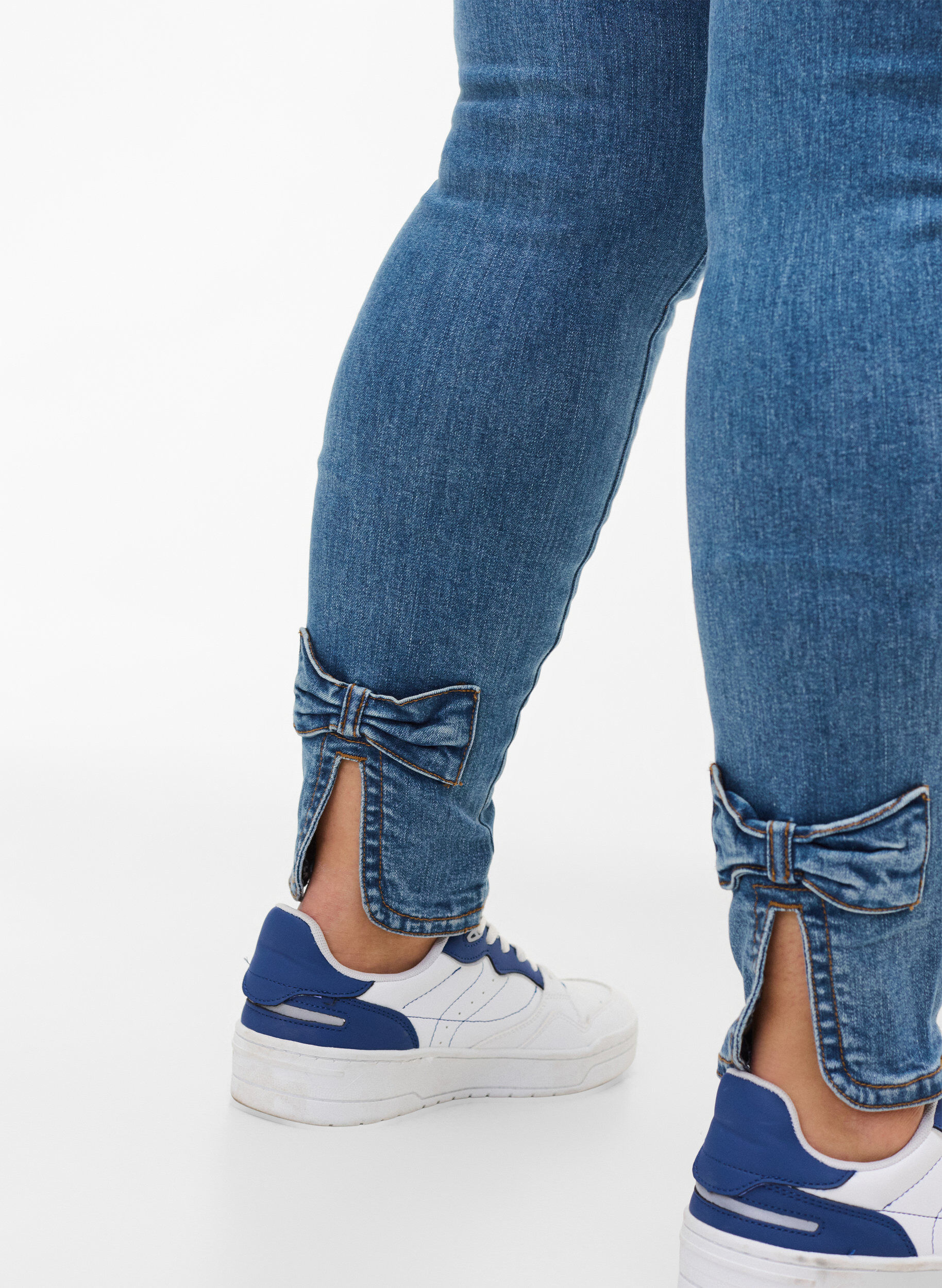 Zizzi Cropped Amy Jeans mit hoher Taille und Schleife, Blue denim, Model image number 2
