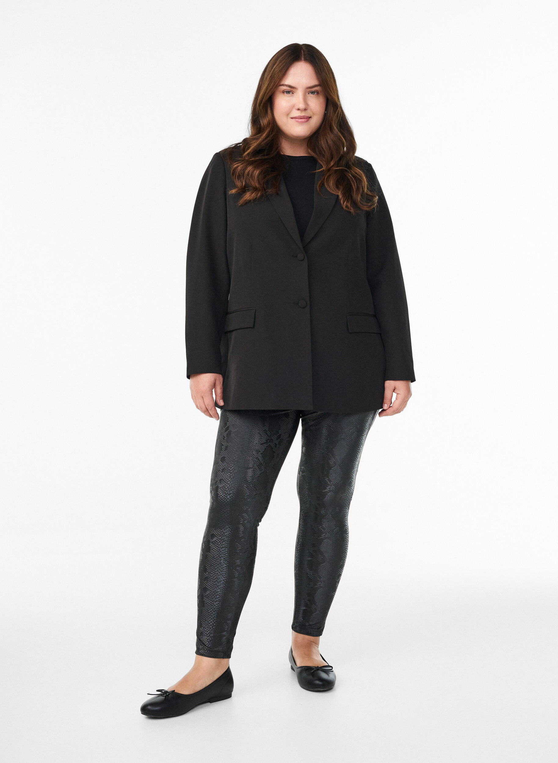 Zizzi Leggings aus Kunstleder mit Animal-Print, Schwarz, Model image number 1