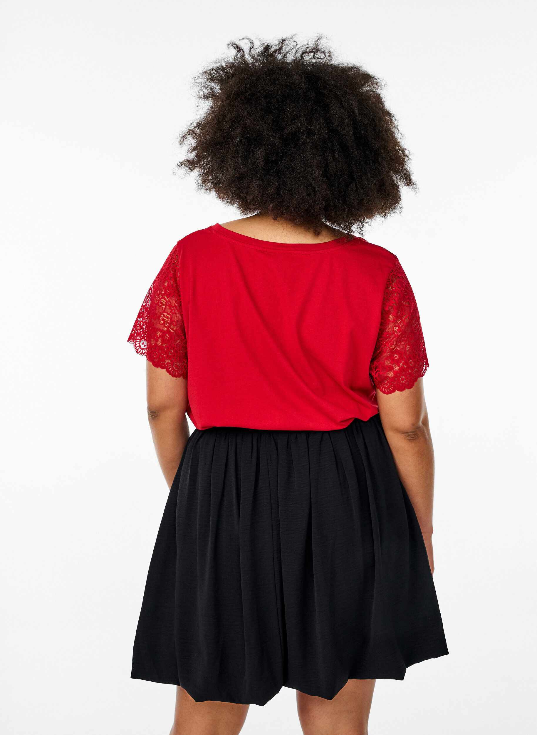 Zizzi T-shirt en coton avec manches courtes en dentelle, Rouge, Model image number 2