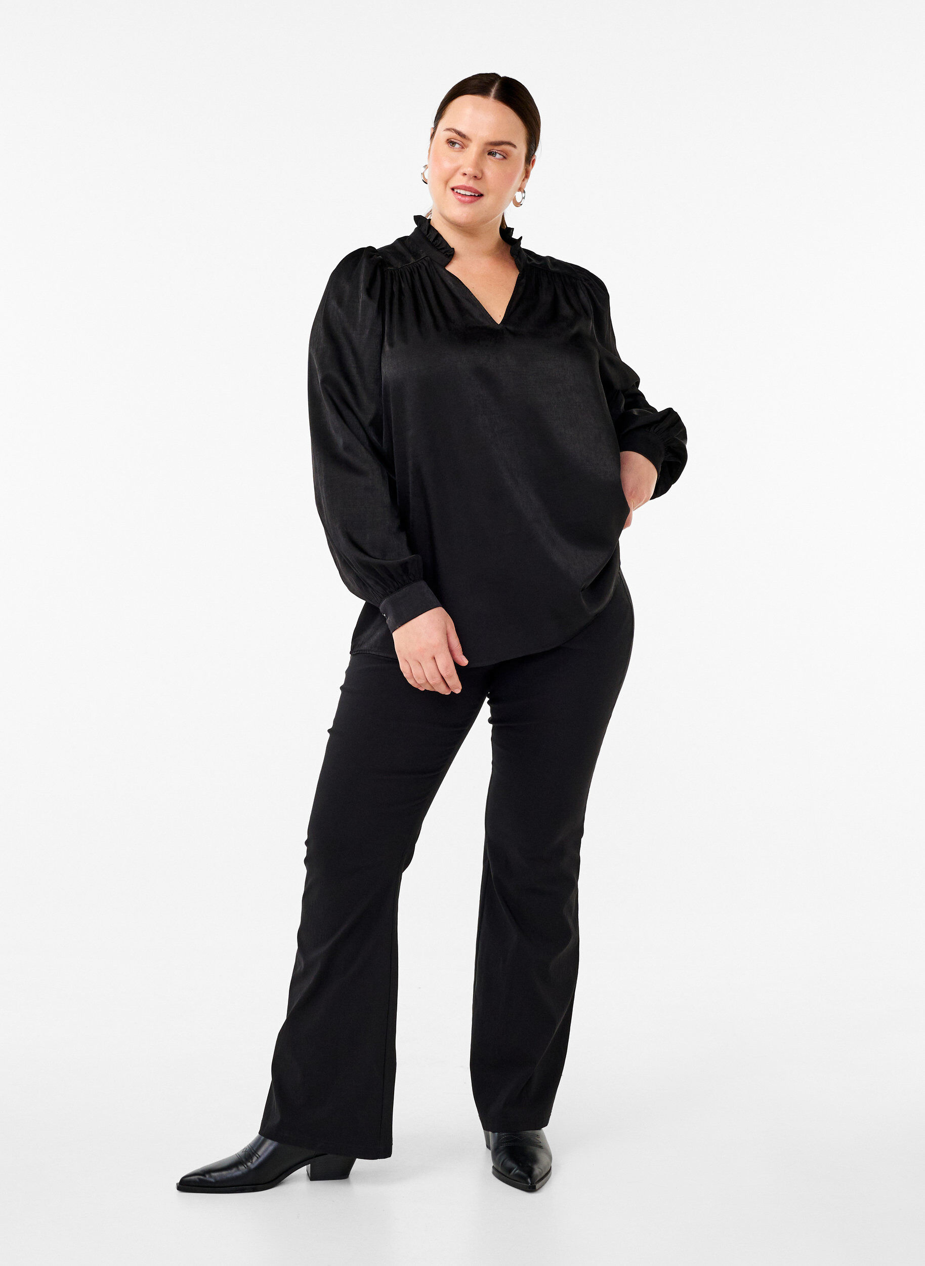 Zizzi  Lang&auml;rmelige Bluse mit R&uuml;schen und V-Ausschnitt, Black, Model image number 2