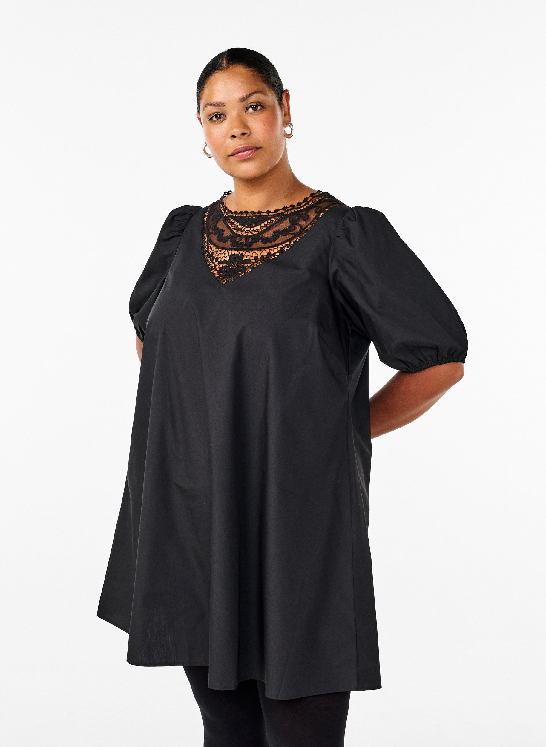 Zizzi Robe courte avec d&eacute;tails en dentelle, Black, Model image number 0