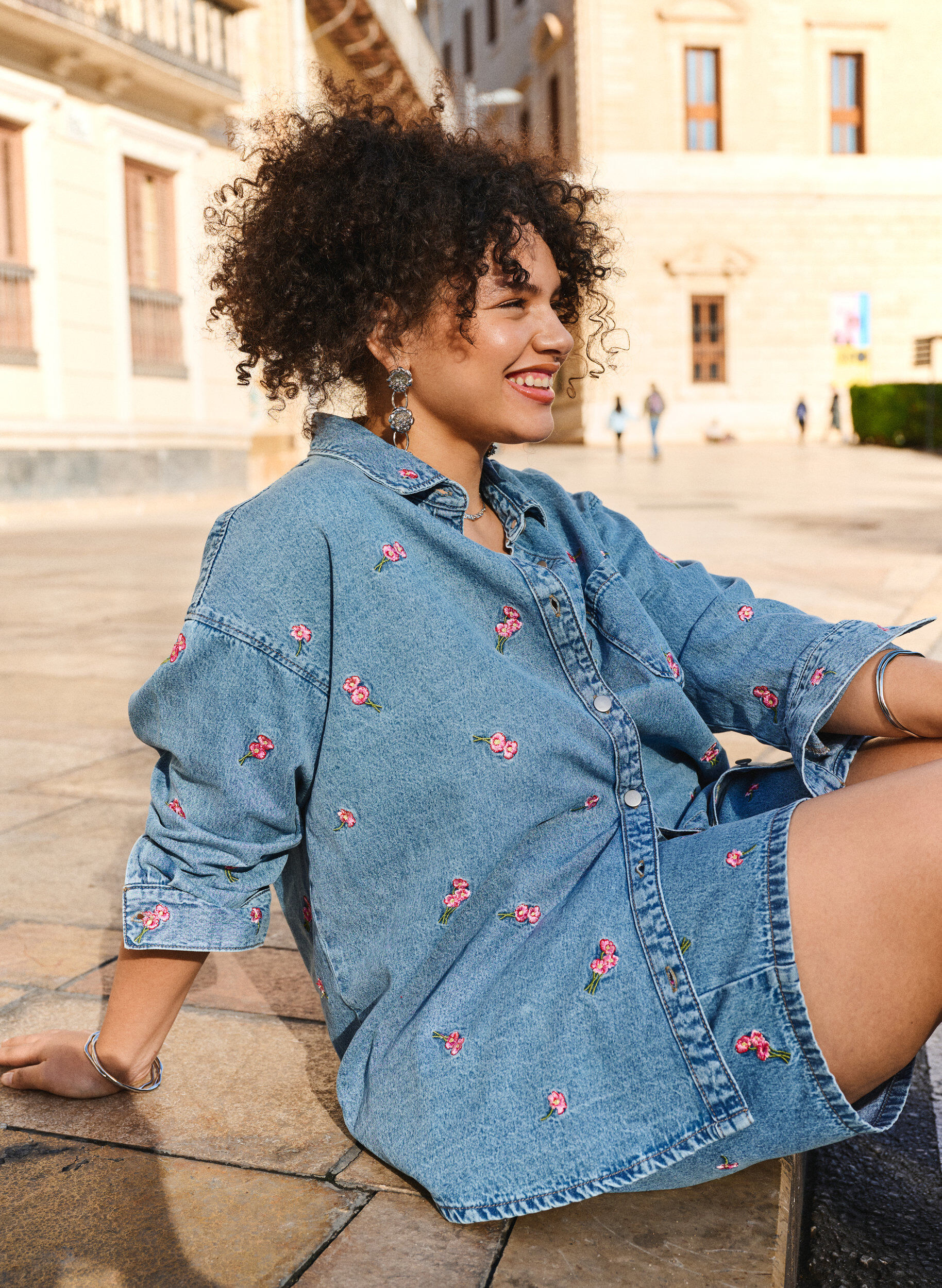 Zizzi Denim-Shorts mit aufgestickten Blumen, Blau, Image image number 0