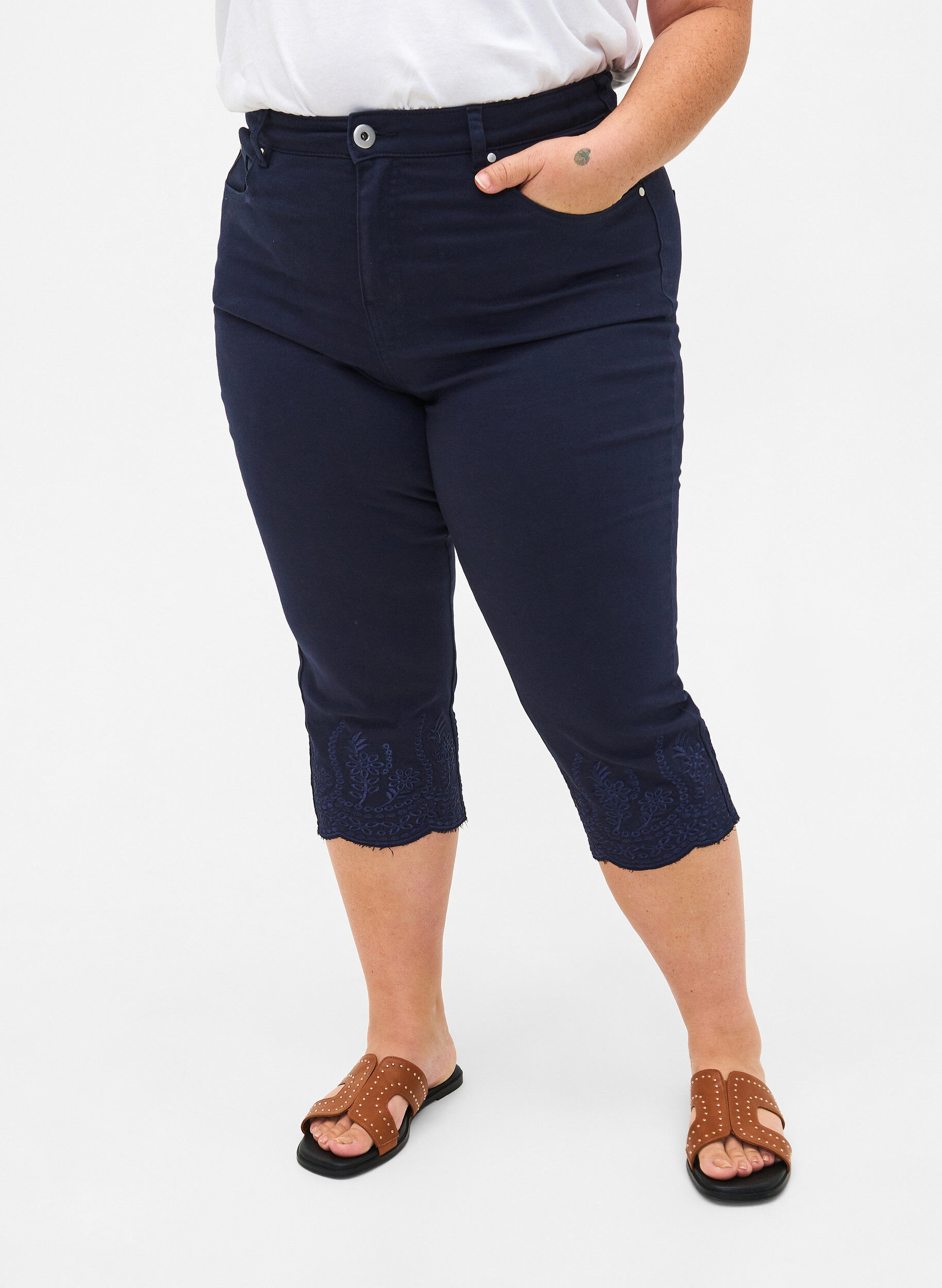 Zizzi  Caprihosen mit hohem Bund und Lochstickerei, Night Sky, Model image number 2