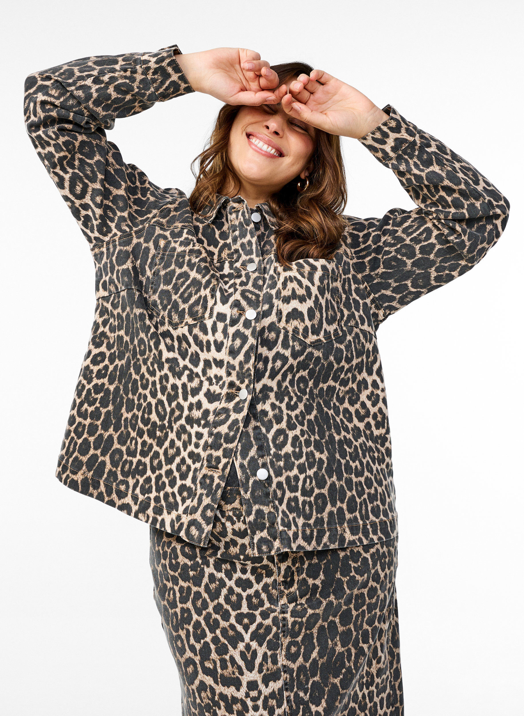 Zizzi Veste en jean avec imprim&eacute; l&eacute;opard et poches de poitrine, Marron, Image image number 0