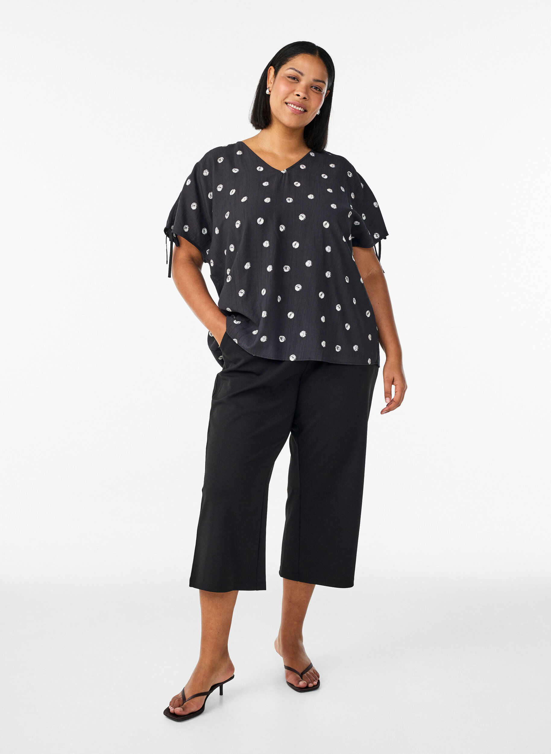 Zizzi Bluse aus Viskose mit gerafften &Auml;rmeln, Schwarz, Model image number 1