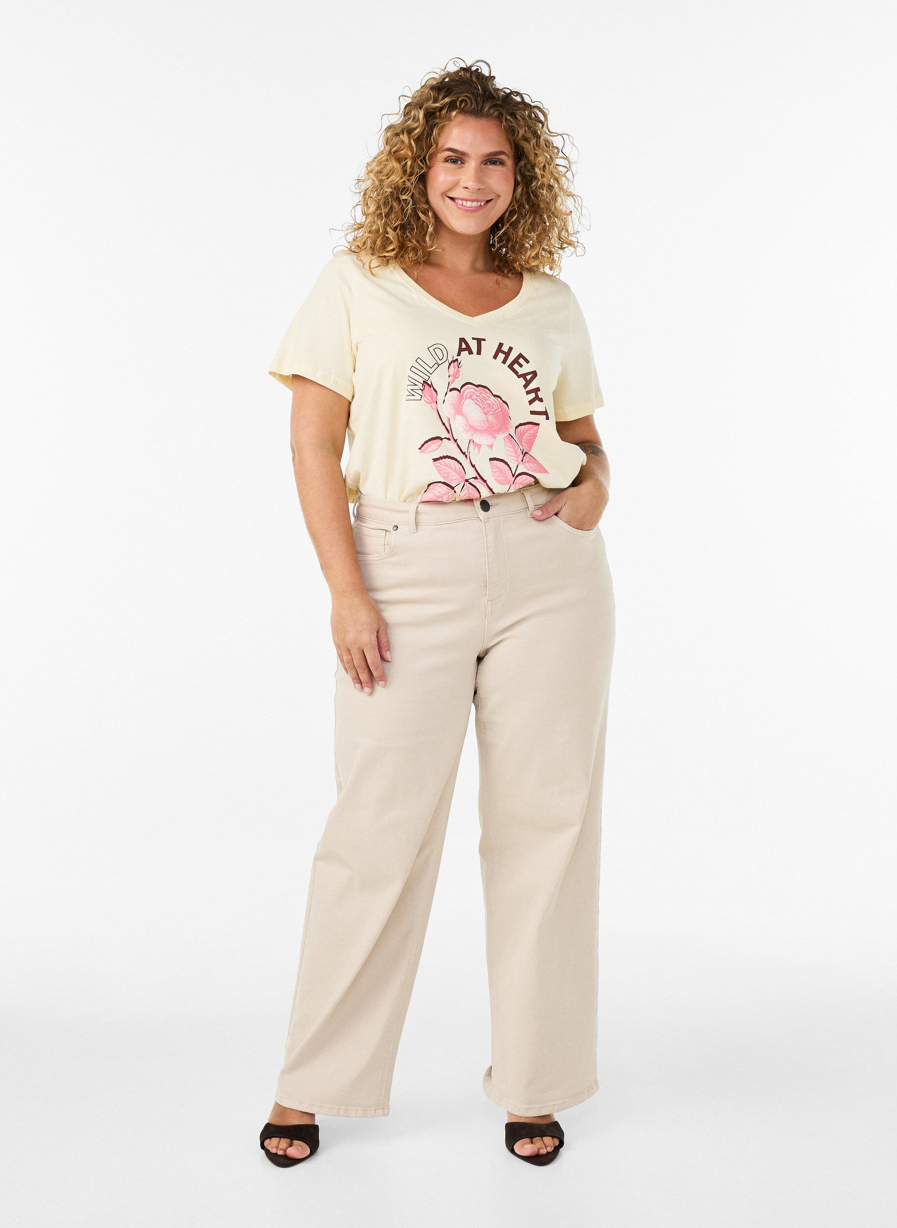 ZizziT-Shirt aus Baumwolle mit Frontprint und V-Ausschnitt, Beige, Model image number 1