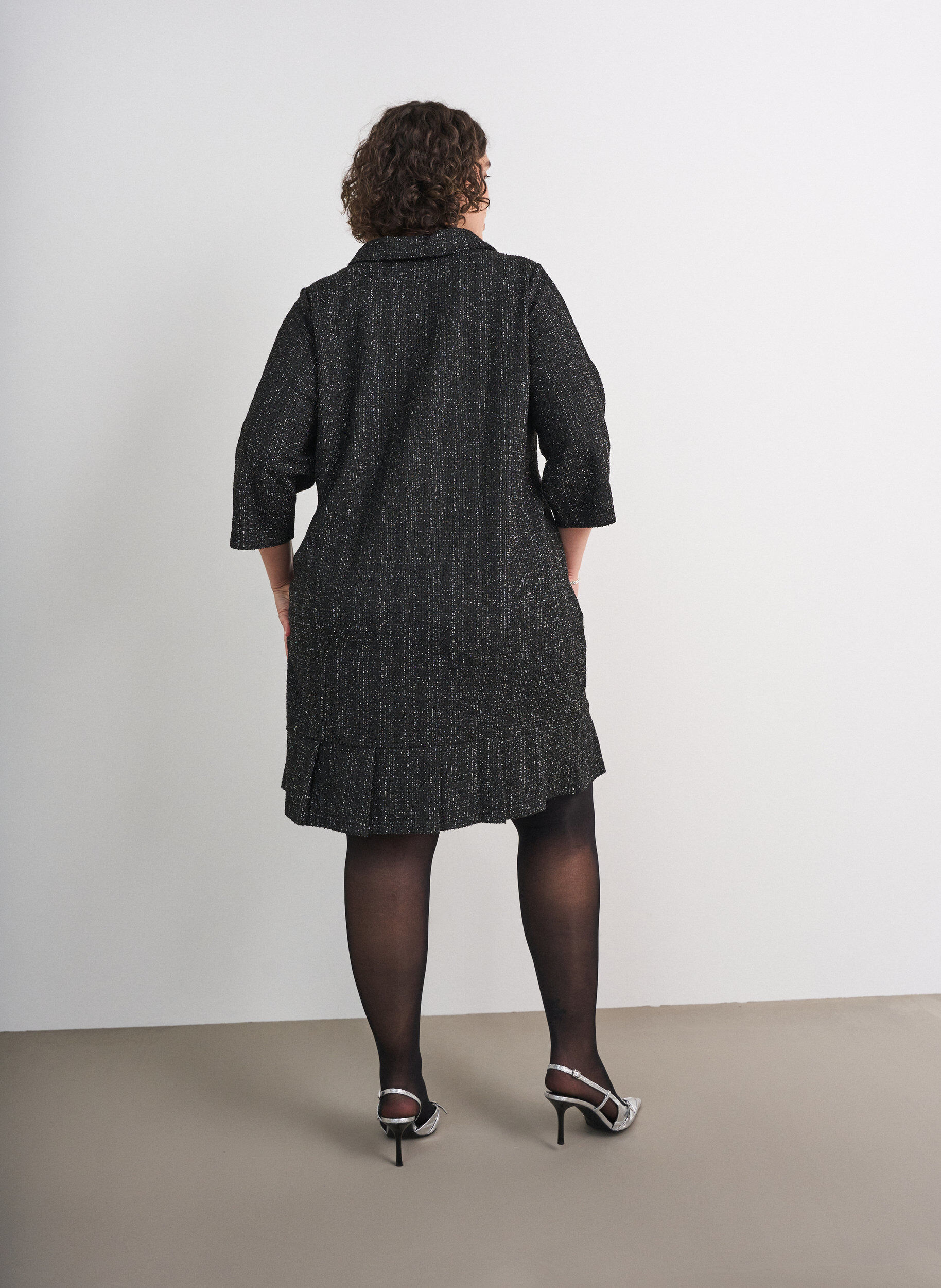 ZizziRobe courte en boucl&eacute; avec boutons d&eacute;coratifs, Noir, Model image number 2
