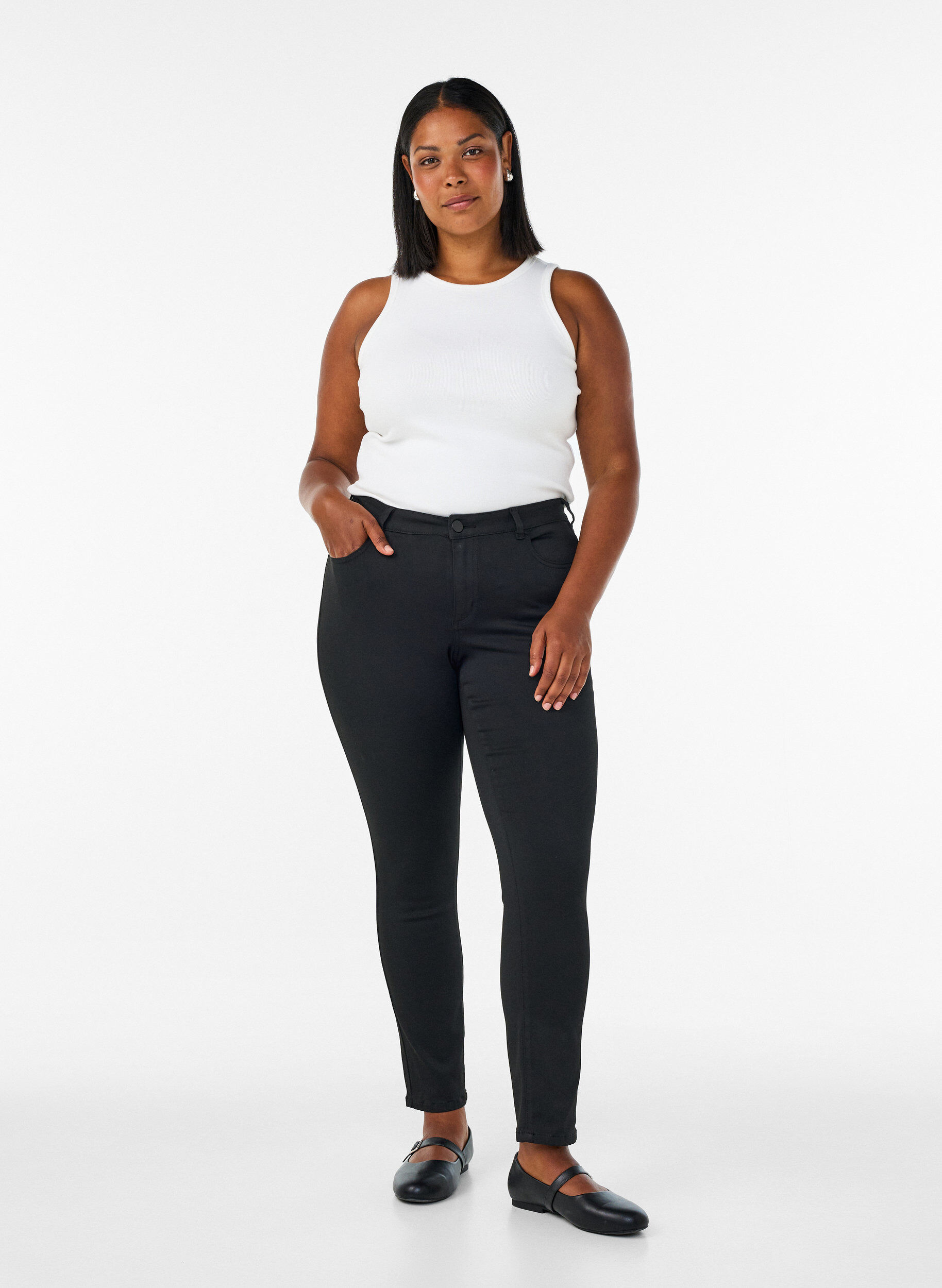 ZizziEmily Stay Black Jeans mit normaler Taille, Schwarz, Model image number 0