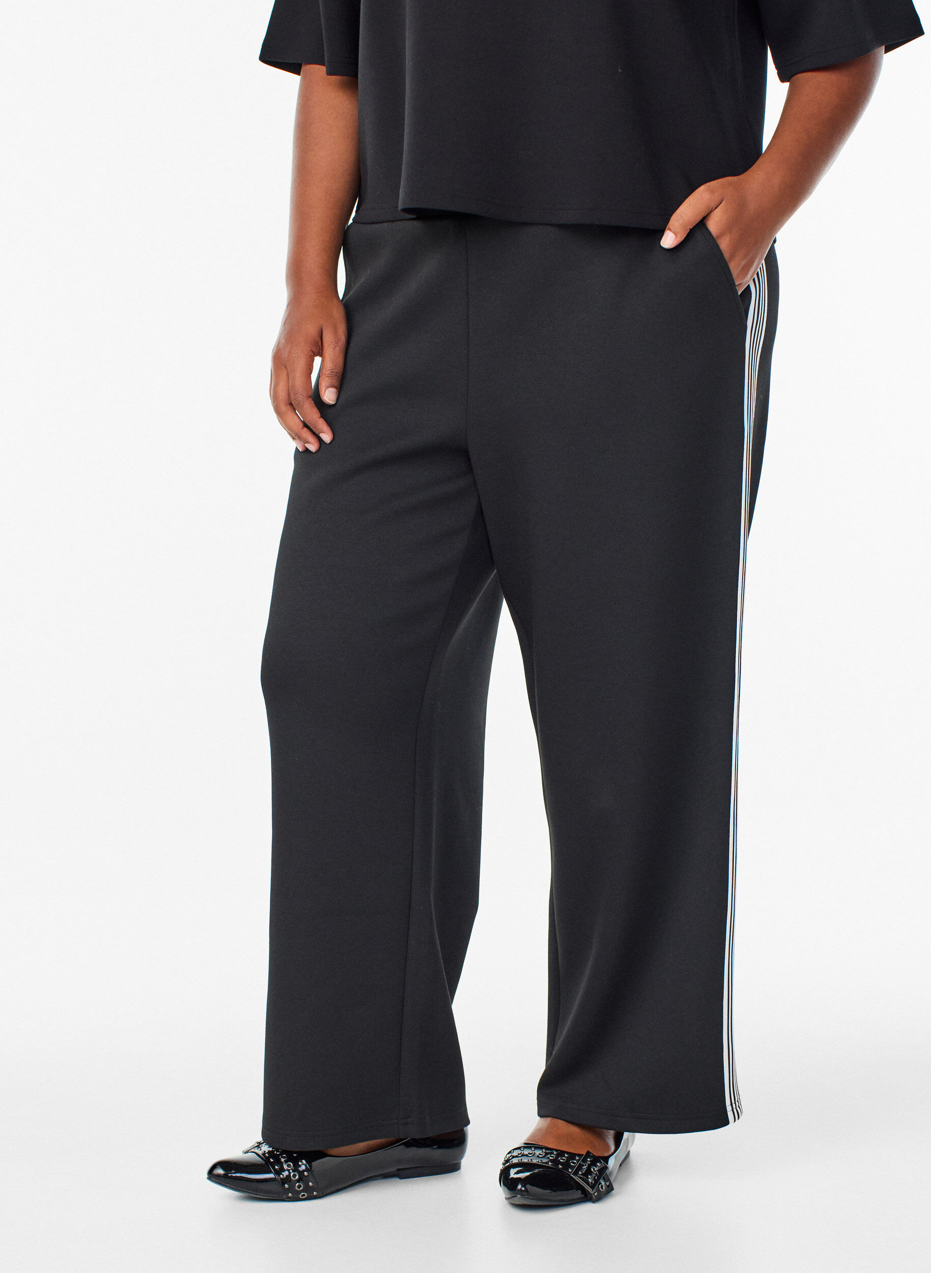 Zizzi Pantalon avec bandes lat&eacute;rales, Noir, Model image number 2