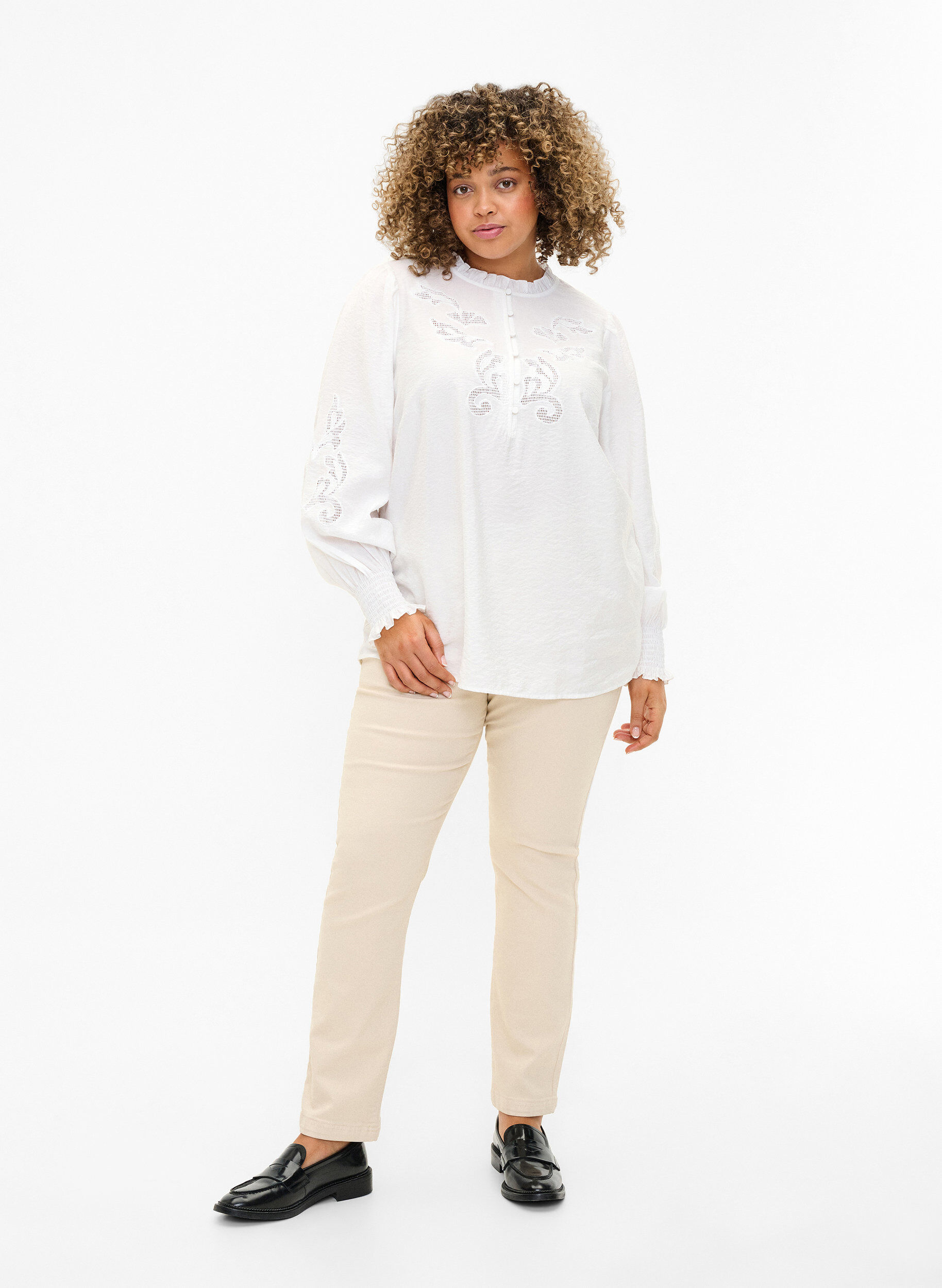 Zizzi Bluse mit R&uuml;schen und Lochstickerei, Bright White, Model image number 2