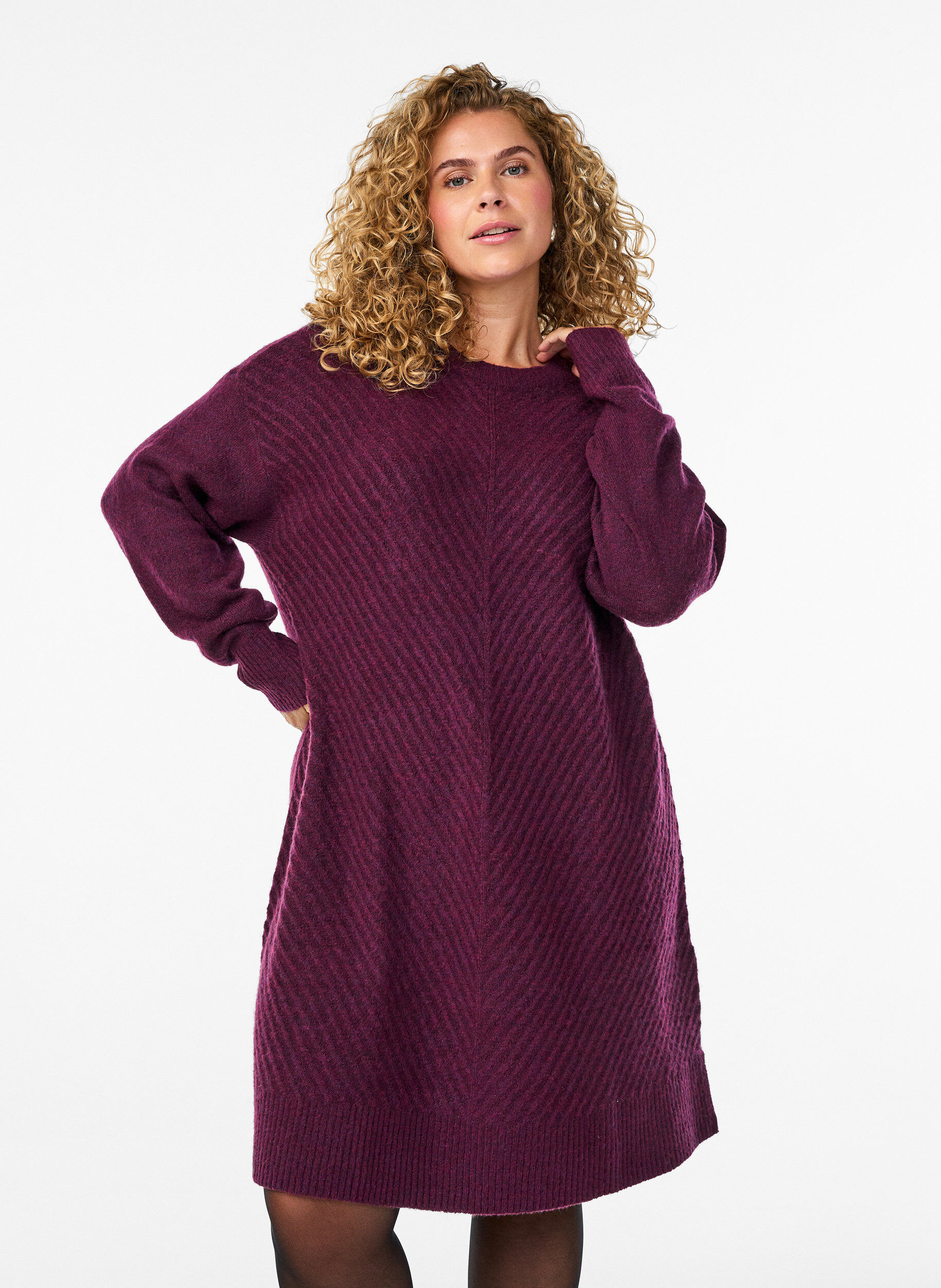 Robe courte en maille avec un motif textur&eacute; en V, Violet, Model