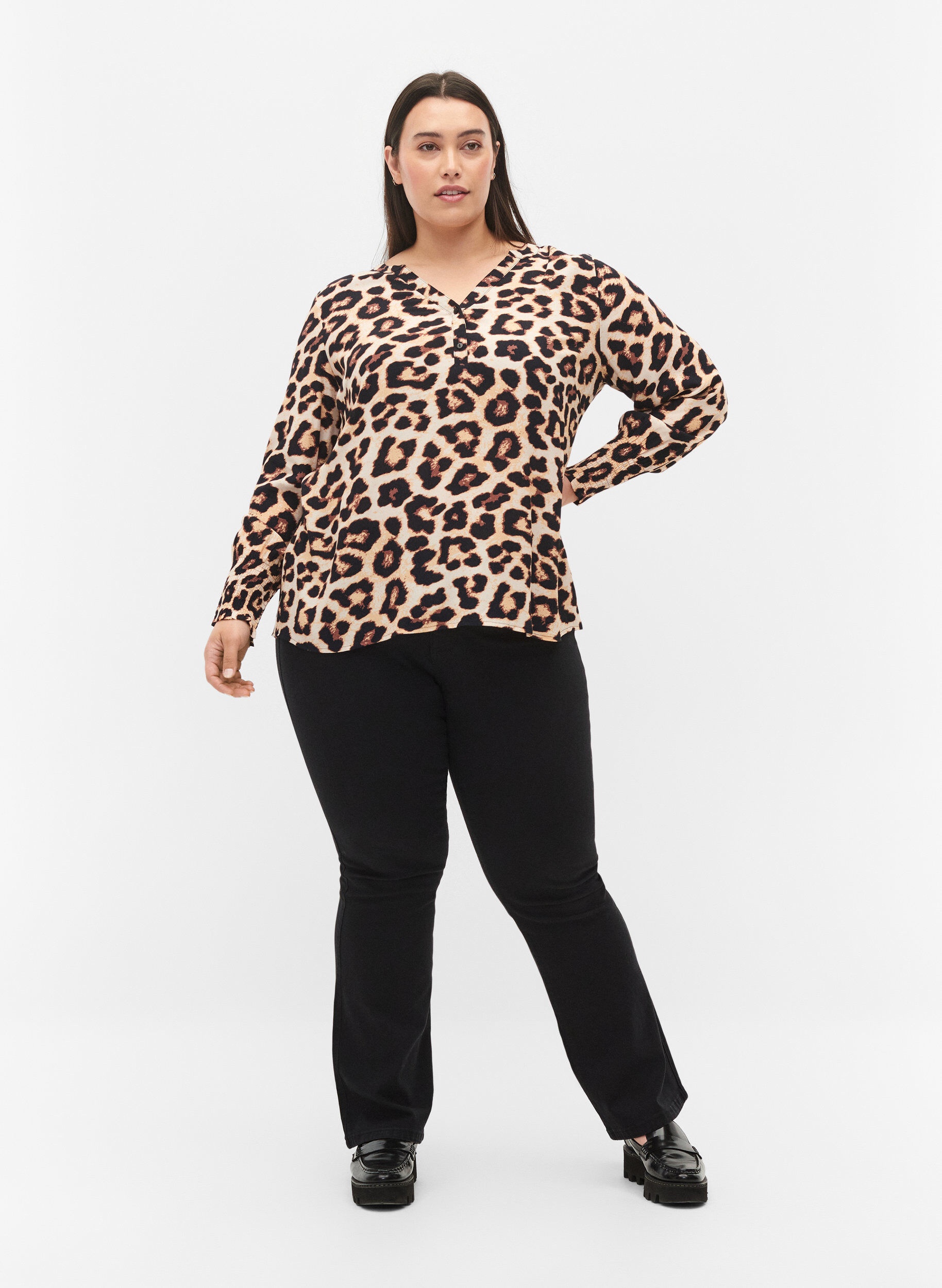 Zizzi Blouse en viscose imprim&eacute;e avec smock, Leo AOP, Model image number 2