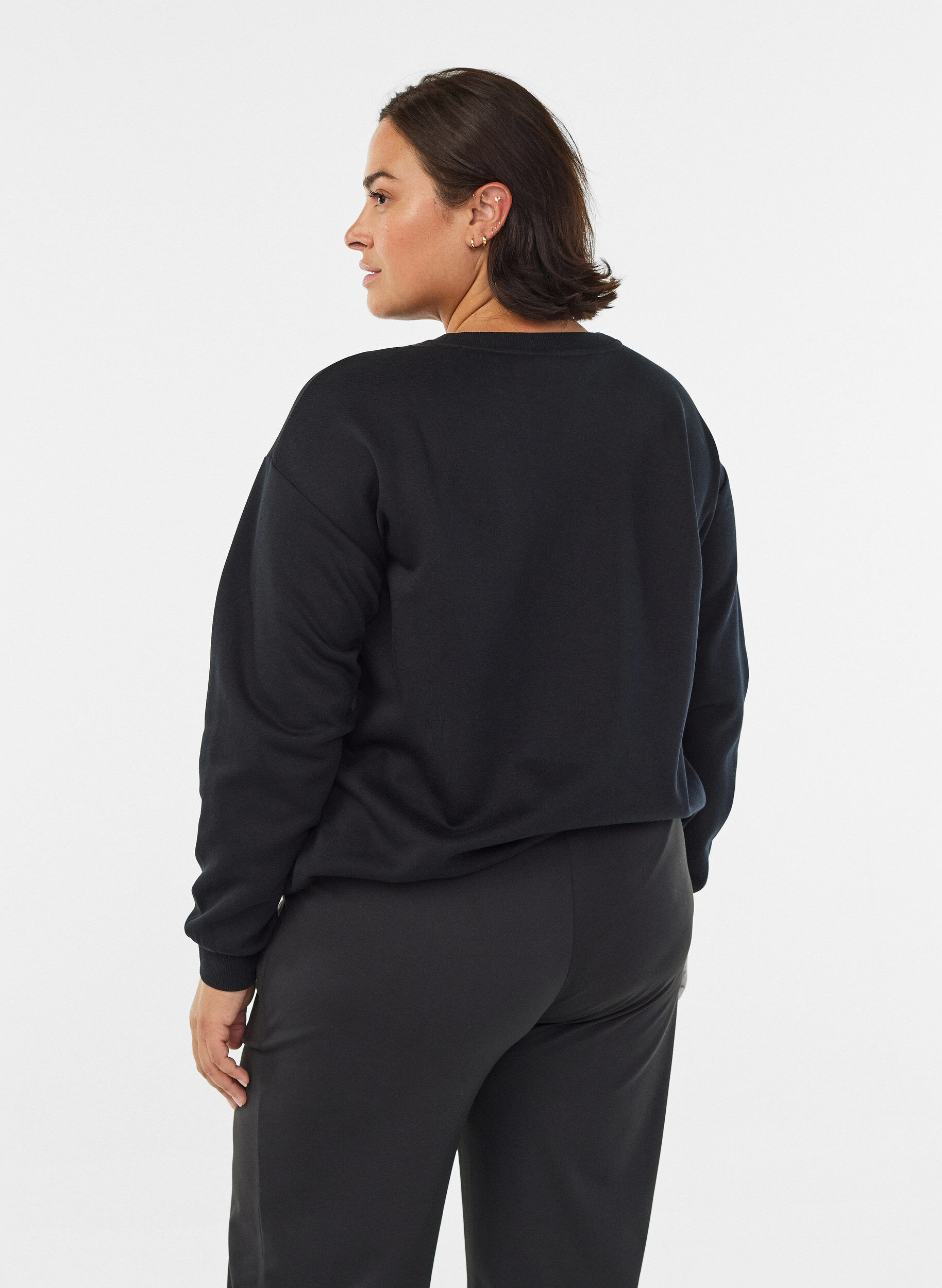 Zizzi Sweatshirt mit Motiv auf der Vorderseite, Schwarz, Model image number 2