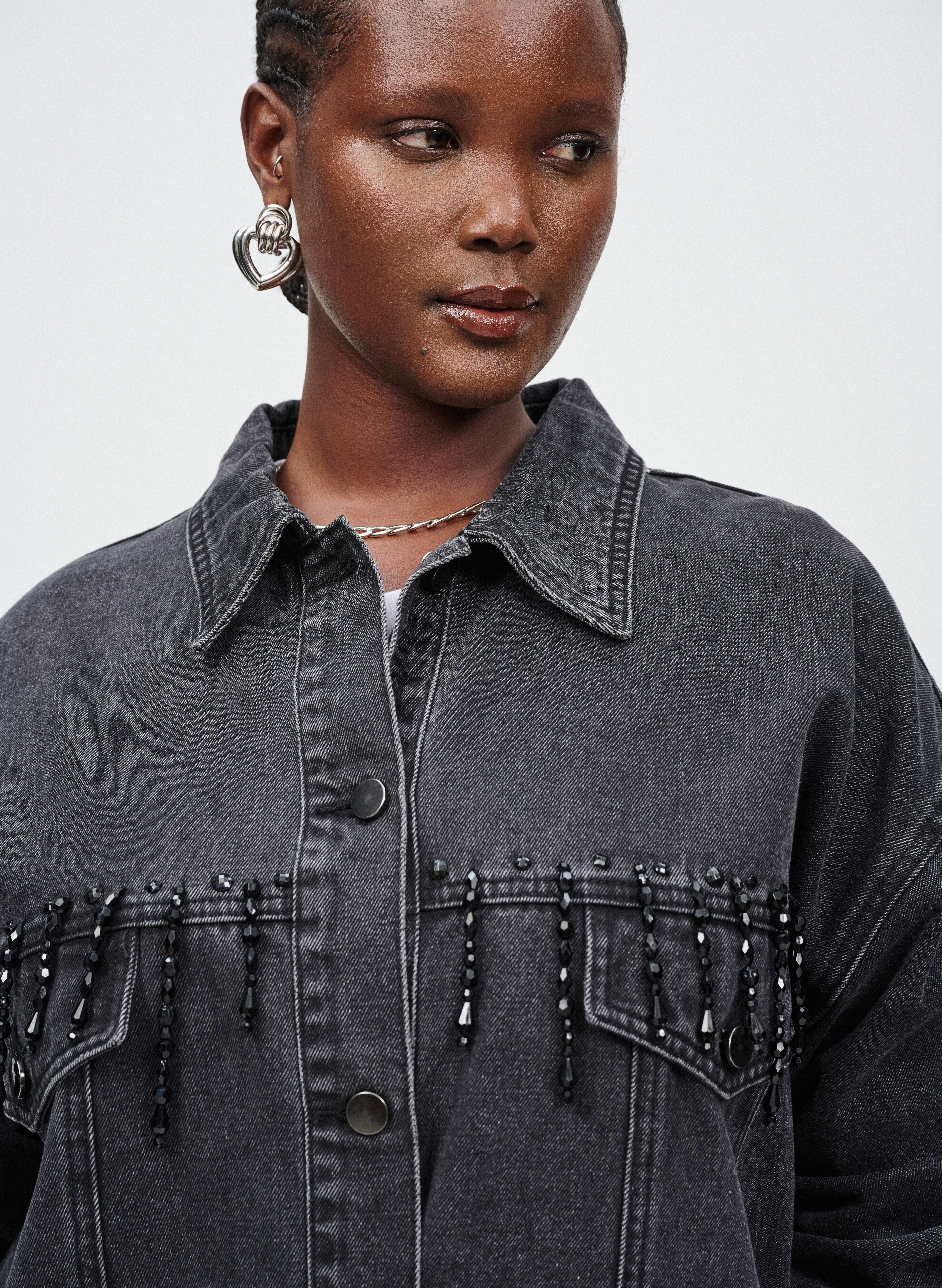 Zizzi Jeansjacke mit Perlenfransen, , Model