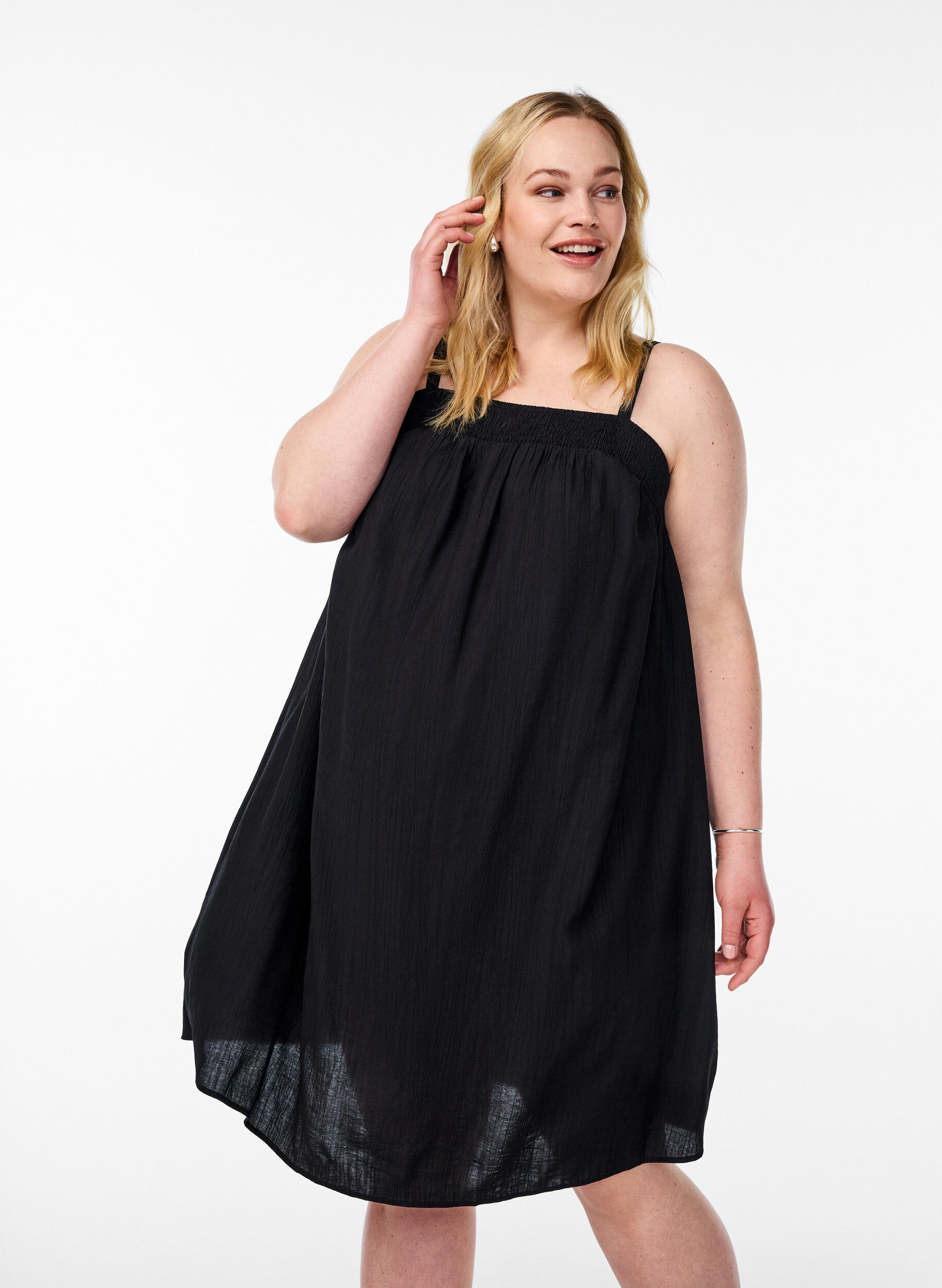 Zizzi Robe courte en viscose avec bretelles spaghetti, Noir, Model image number 0