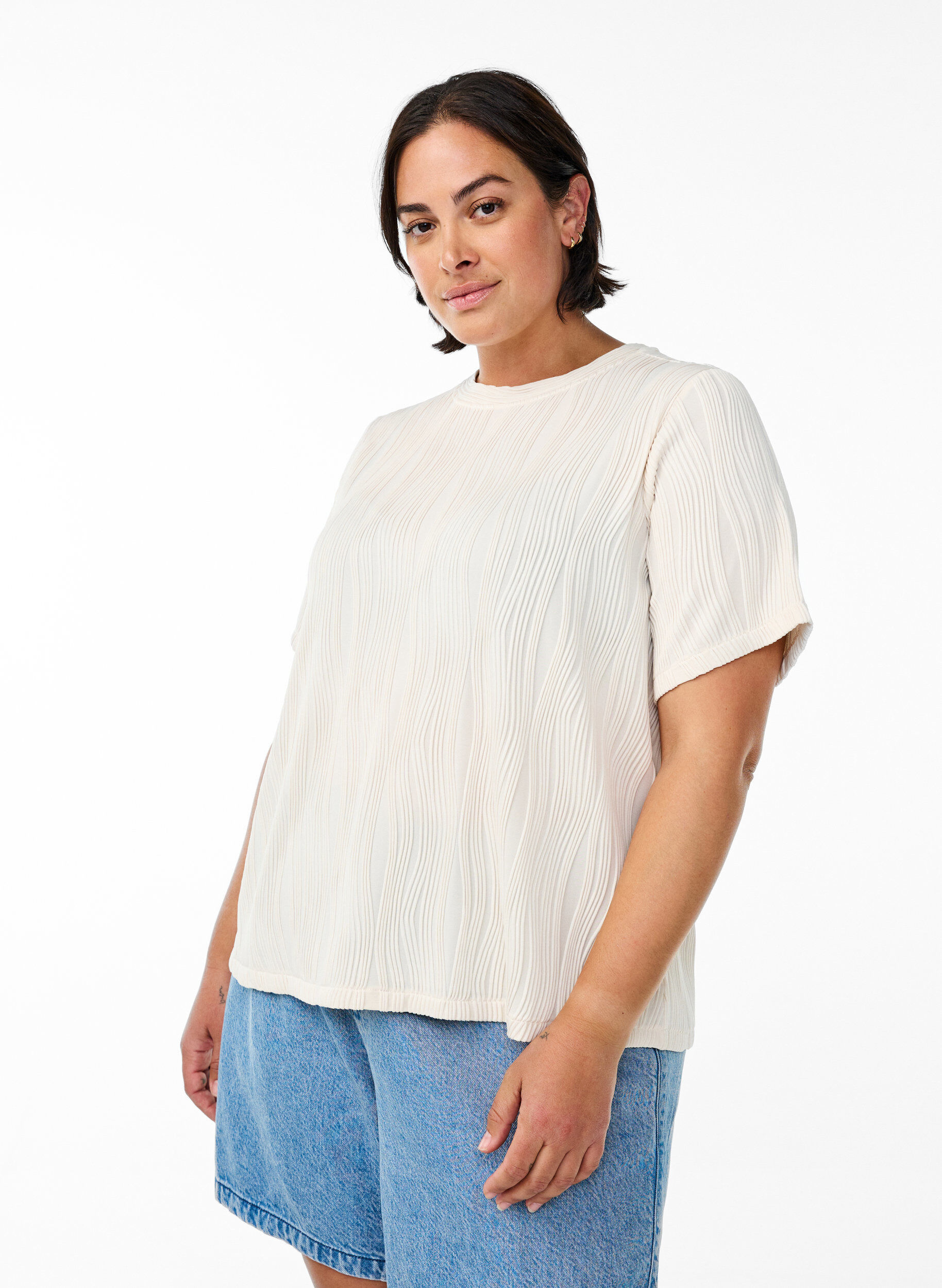 Bluse mit kurzen &Auml;rmeln und einer welligen Struktur, Beige, Model