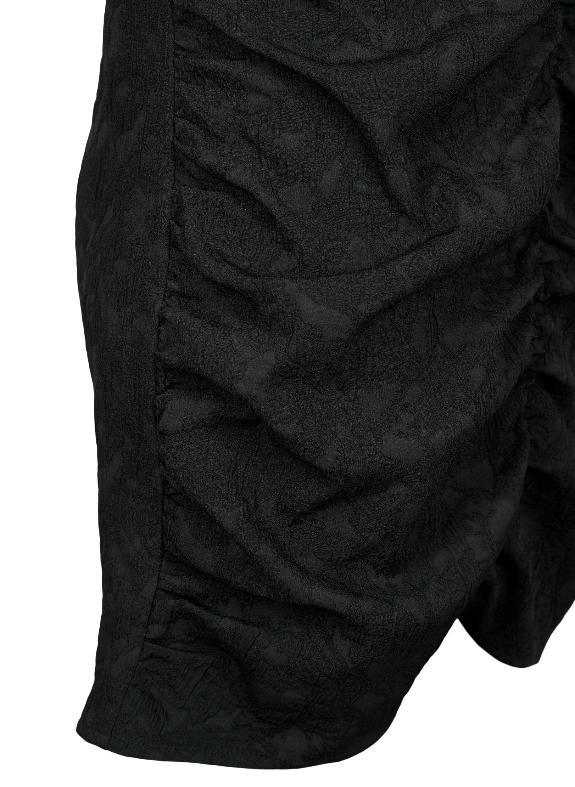 Zizzi Kurz&auml;rmeliges Kleid mit strukturiertem Stoff und Drapierungen, Black, Packshot image number 3