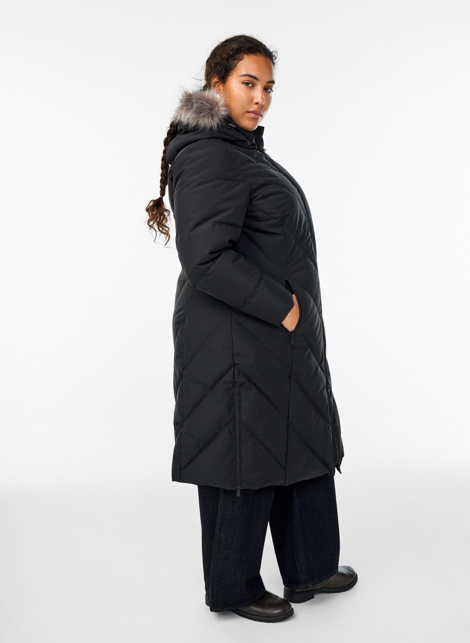 ZizziLanger Wintermantel mit Hakenverschl&uuml;ssen und Kunstfellkragen, Schwarz, Model image number 1