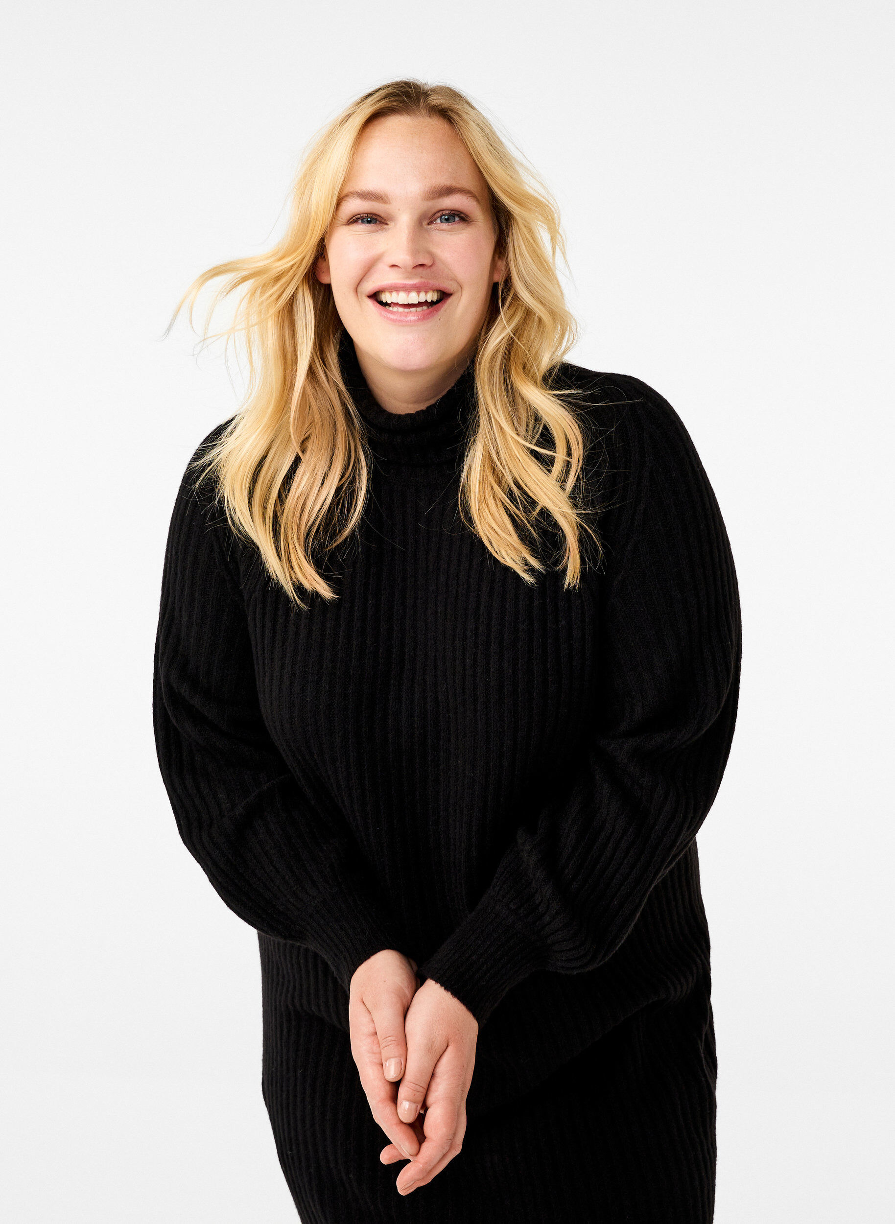 Zizzi Longue robe en maille avec col roul&eacute;, Black, Model image number 2