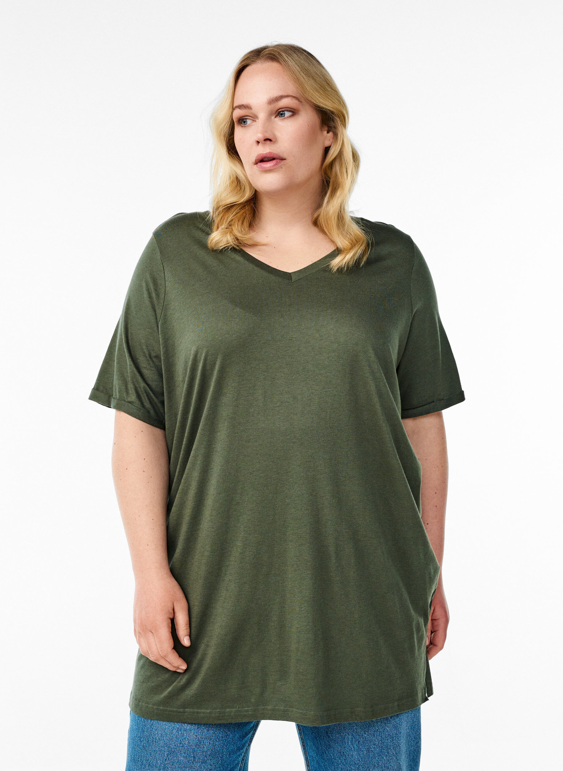 Zizzi Einfarbiges Oversize T-Shirt mit V-Ausschnitt, Gr&uuml;n, Model image number 0