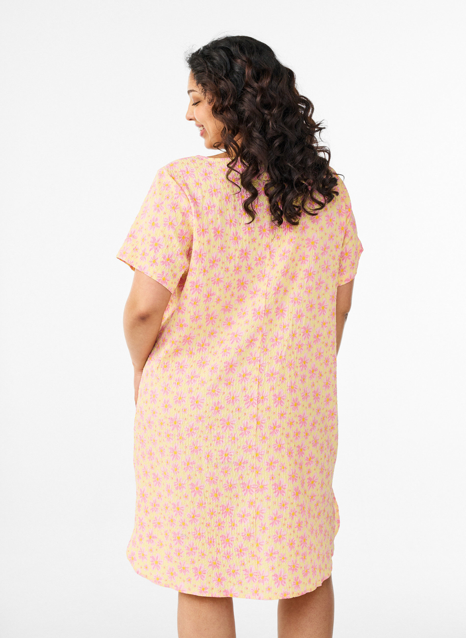 ZizziKurzes Kleid mit gecrinkelter Textur und kurzen &Auml;rmeln, Gelb, Model image number 2