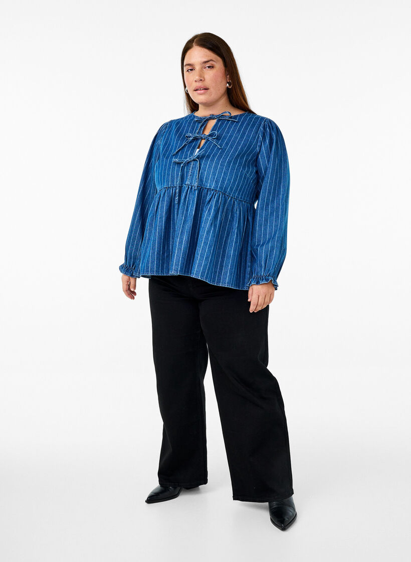Gestreifte Jeansbluse mit Schleife vorne, Blau, Model image number 1