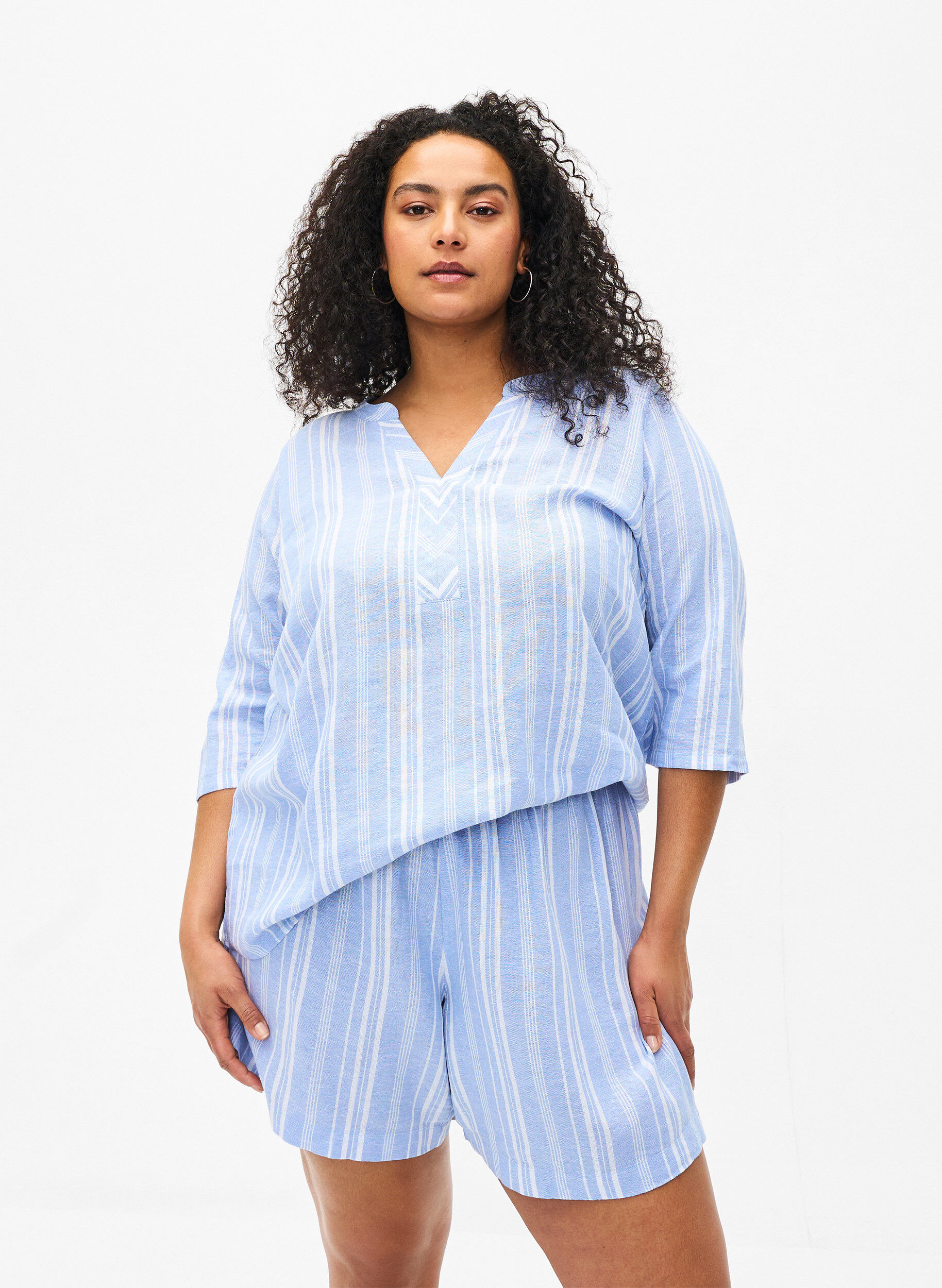 Zizzi Gestreifte kurze Hose aus einer Leinen-Viskose-Mischung, Blau, Model image number 0