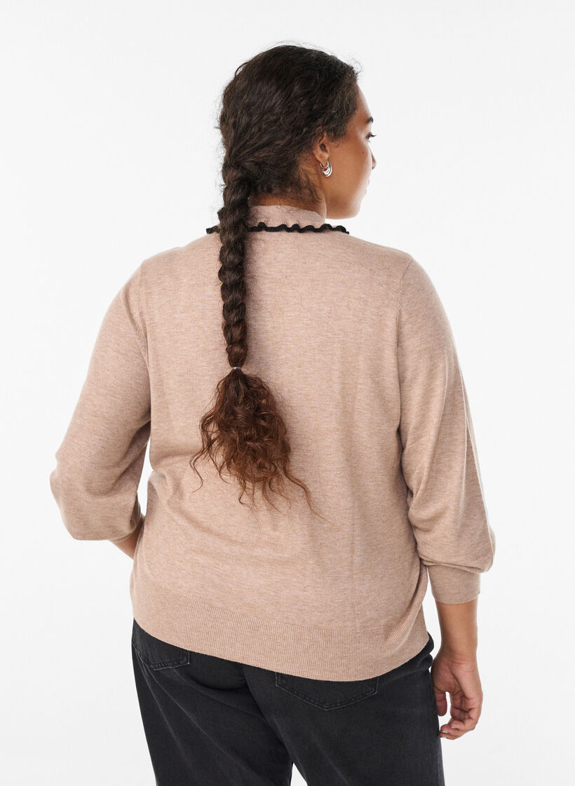 Blouse en maille avec un col et un volant contrastant, Beige, Model image number 2