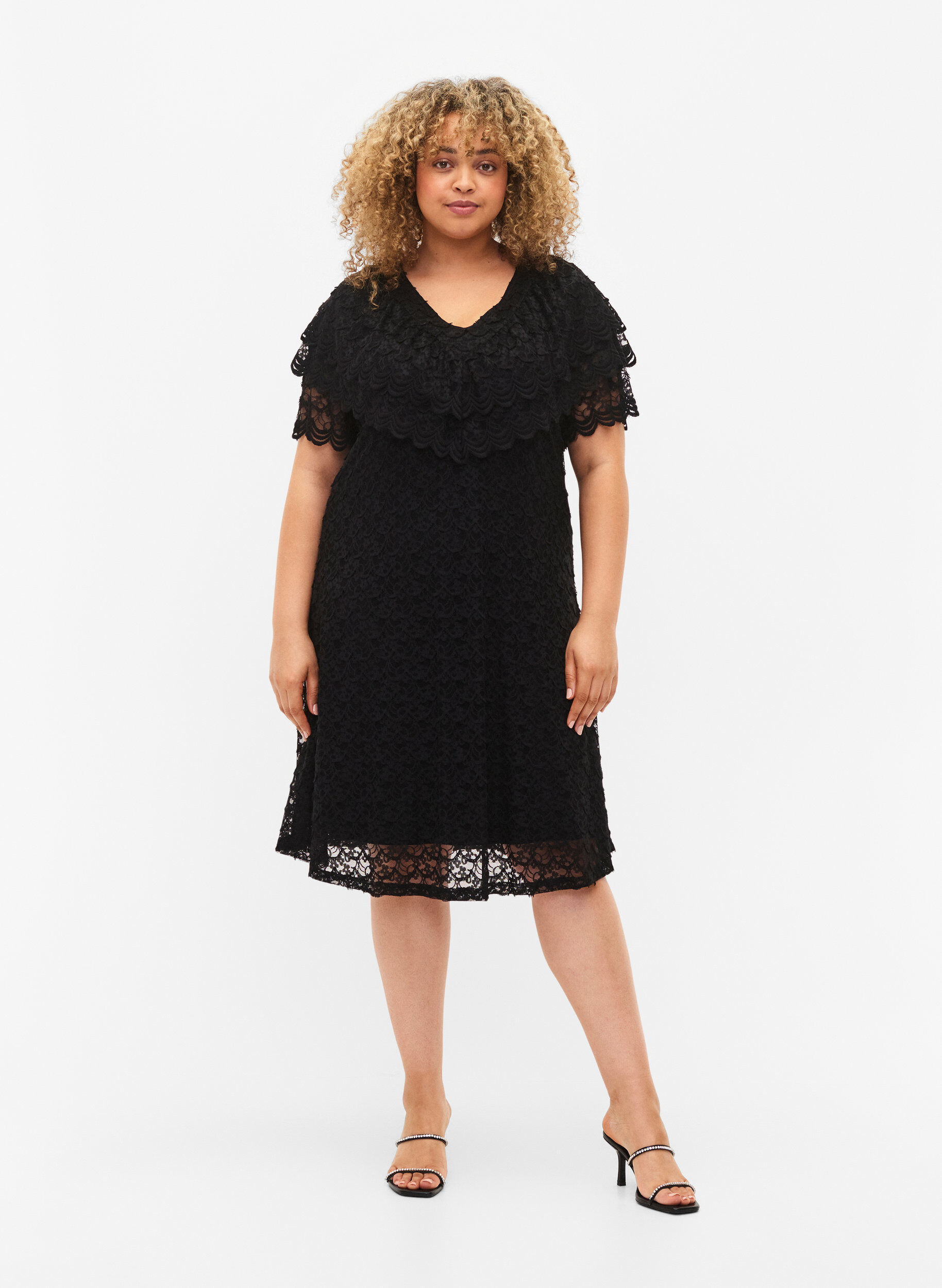 Zizzi Kurz&auml;rmeliges Kleid aus Spitze mit breiten R&uuml;schen, Black, Model image number 2