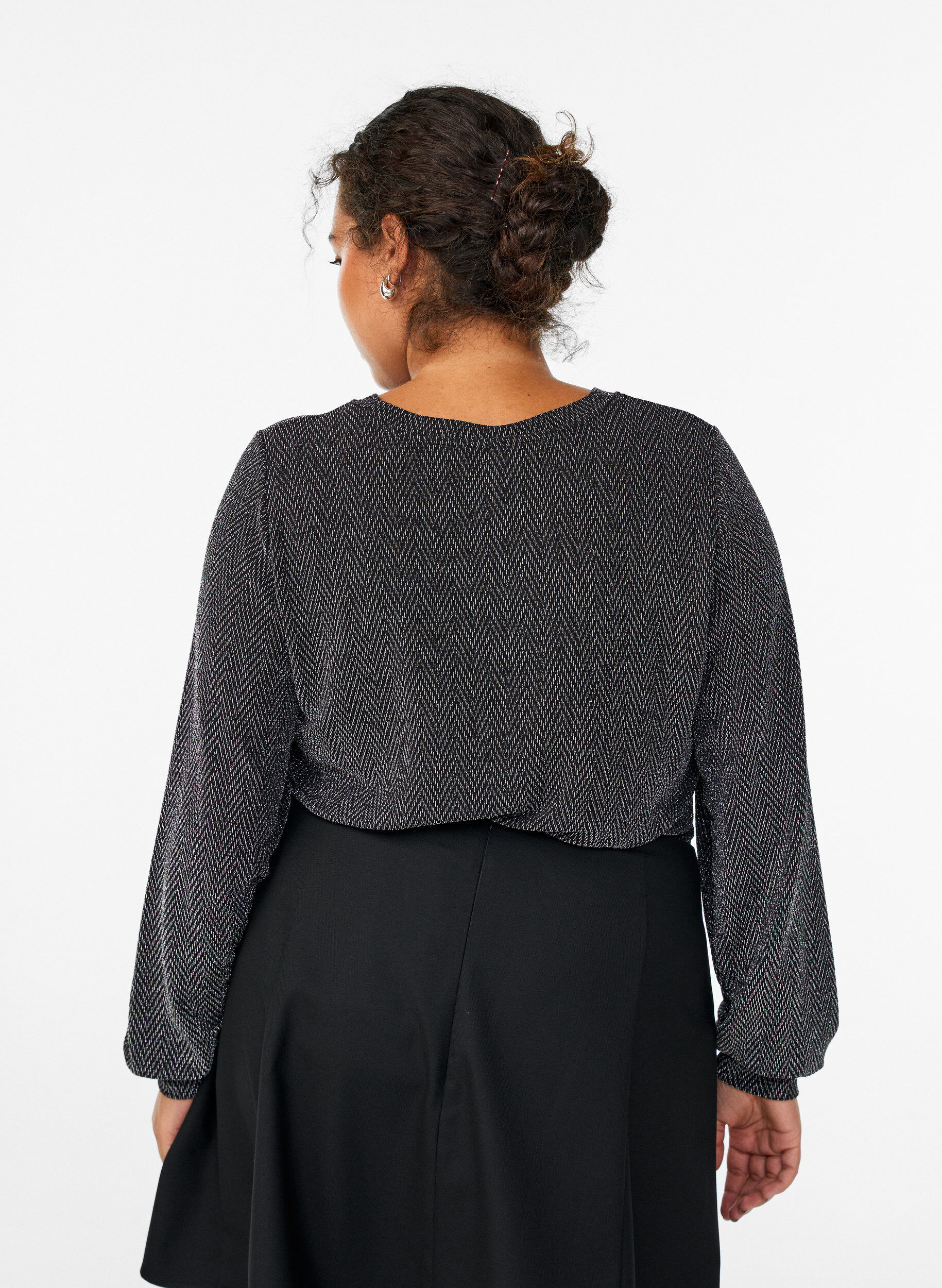 Zizzi Bluse mit Fischgr&auml;tenmuster und Glitzerfaden, Schwarz, Model image number 2