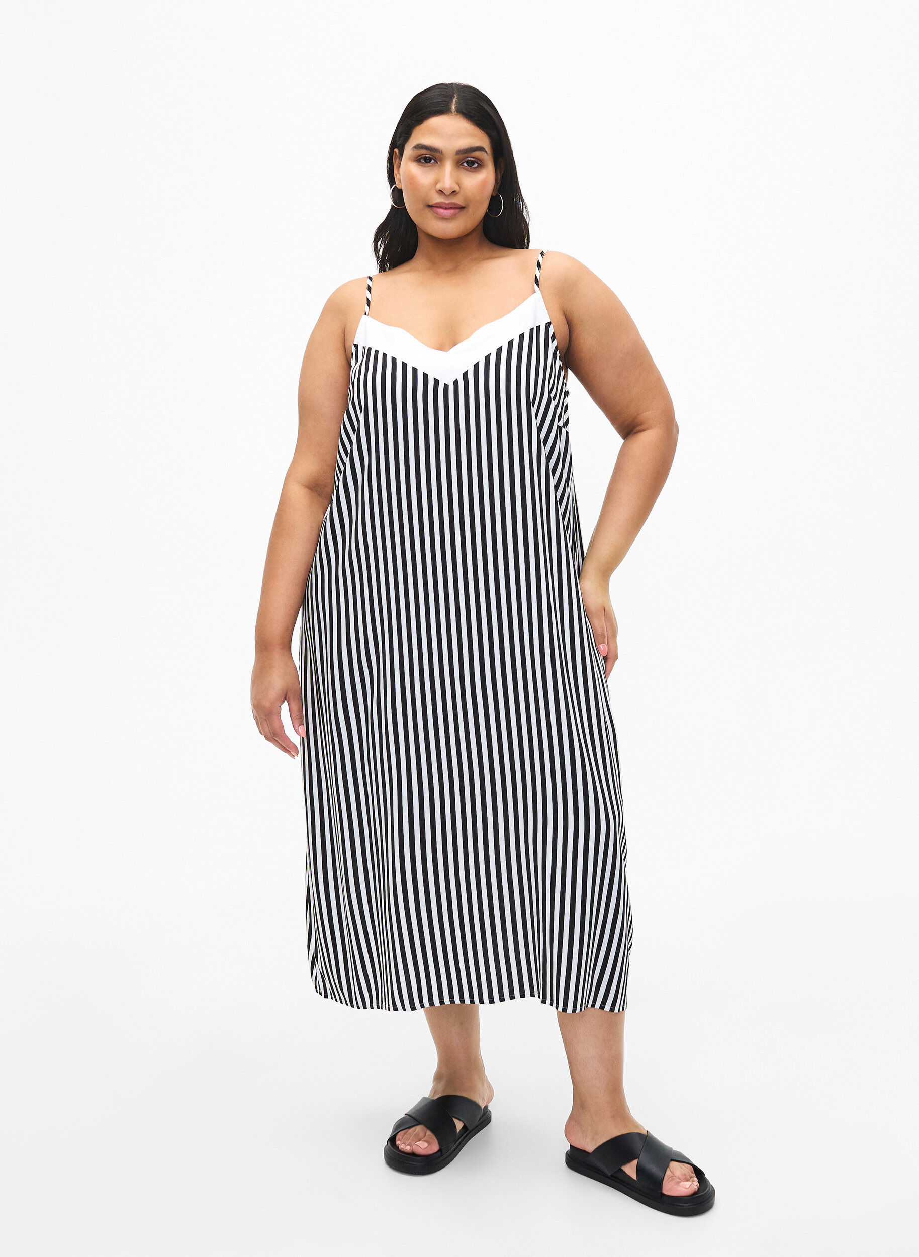 Zizzi FLASH - Robe &agrave; bretelles ray&eacute;e en viscose, Black White Stripe, Model image number 0