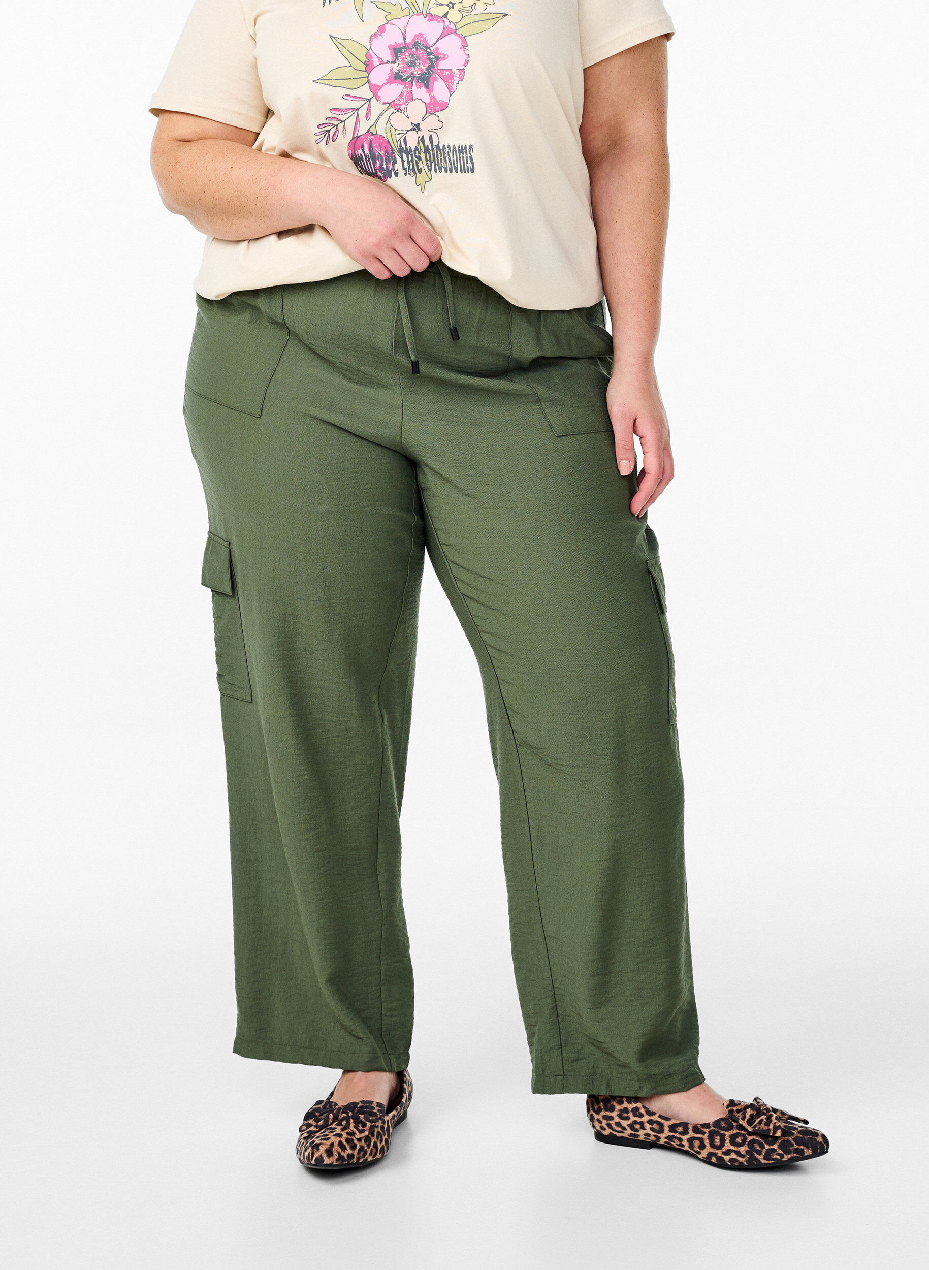 Zizzi Cargohose mit hoher Taille, Gr&uuml;n, Model image number 1