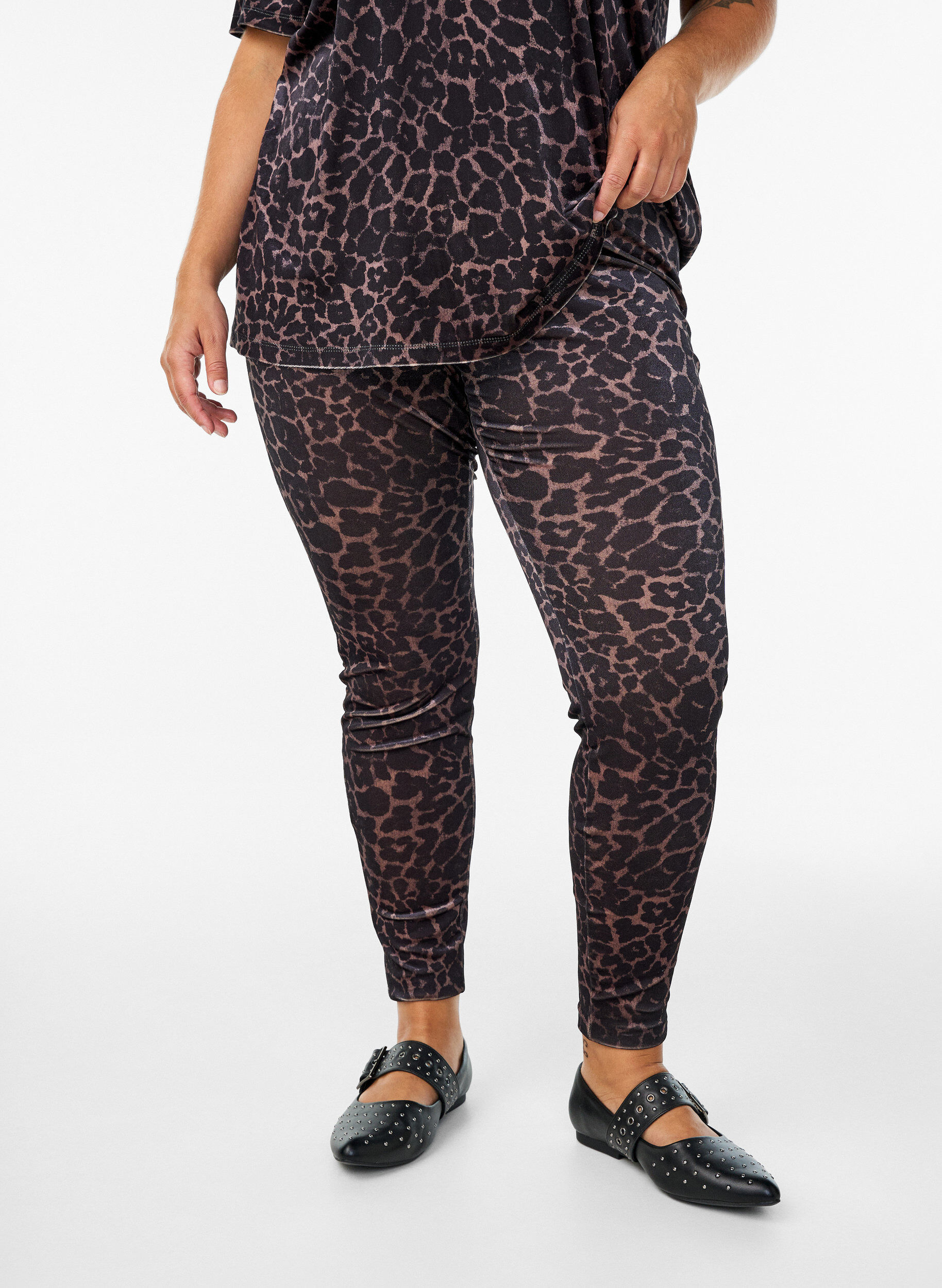 Zizzi Leggings aus Velours mit Leopardenmuster, Braun, Model image number 2