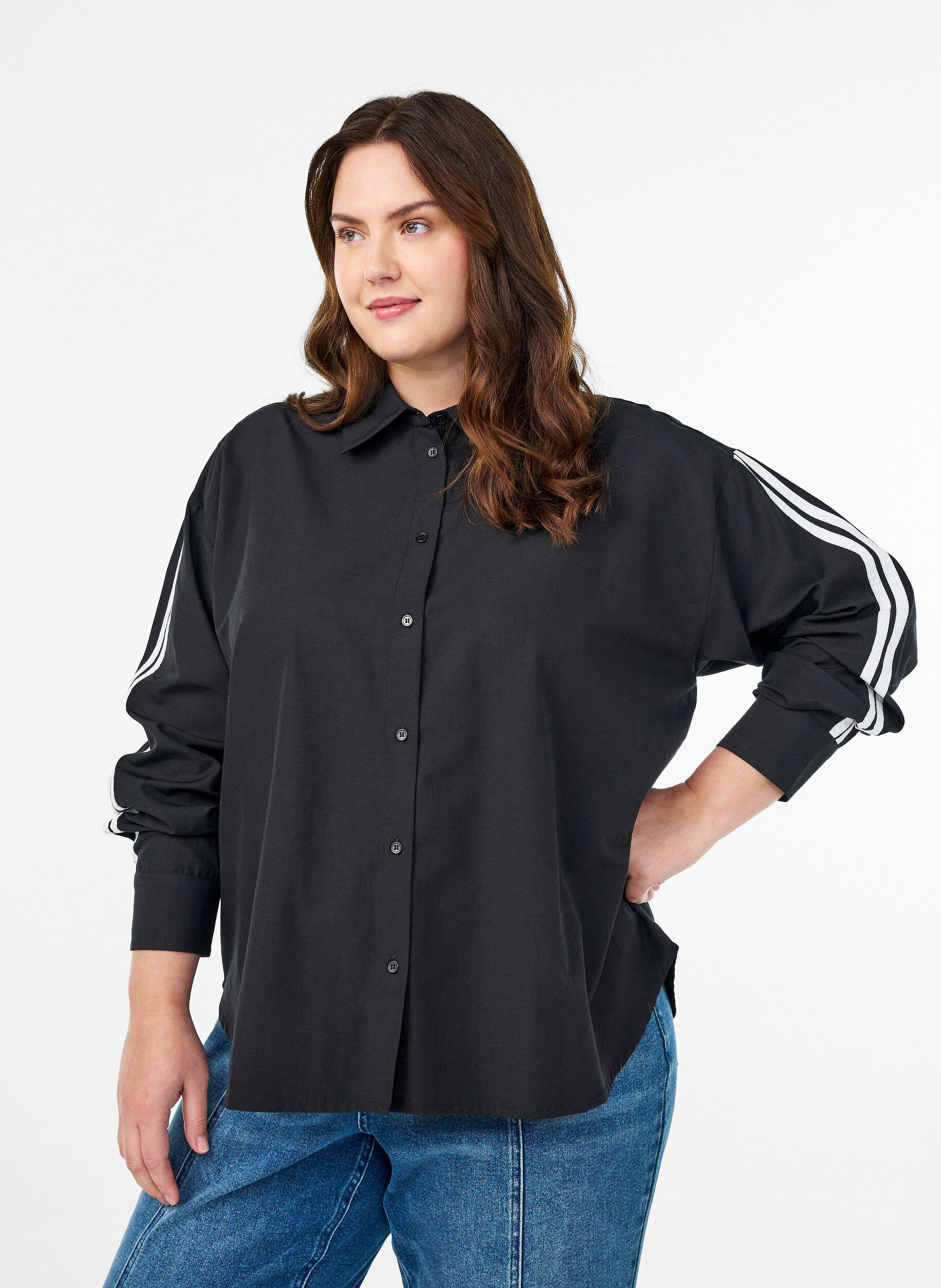 Chemise ample avec des bandes sportives sur les manches, Noir, Model